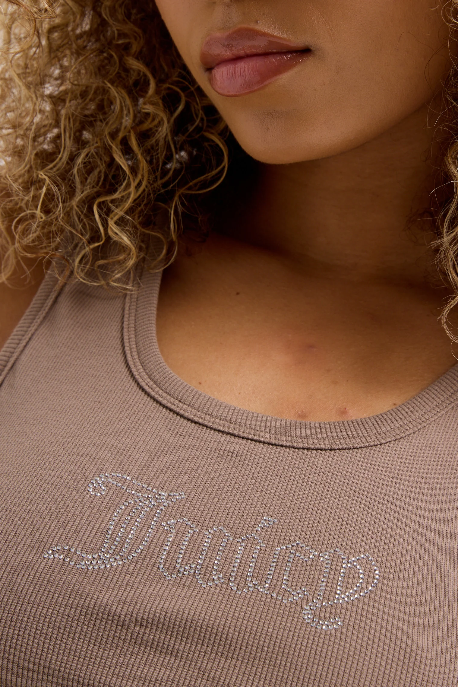 Canotta in jersey a costine con logo Juicy in strass tono su tono colore Beige - Image 6