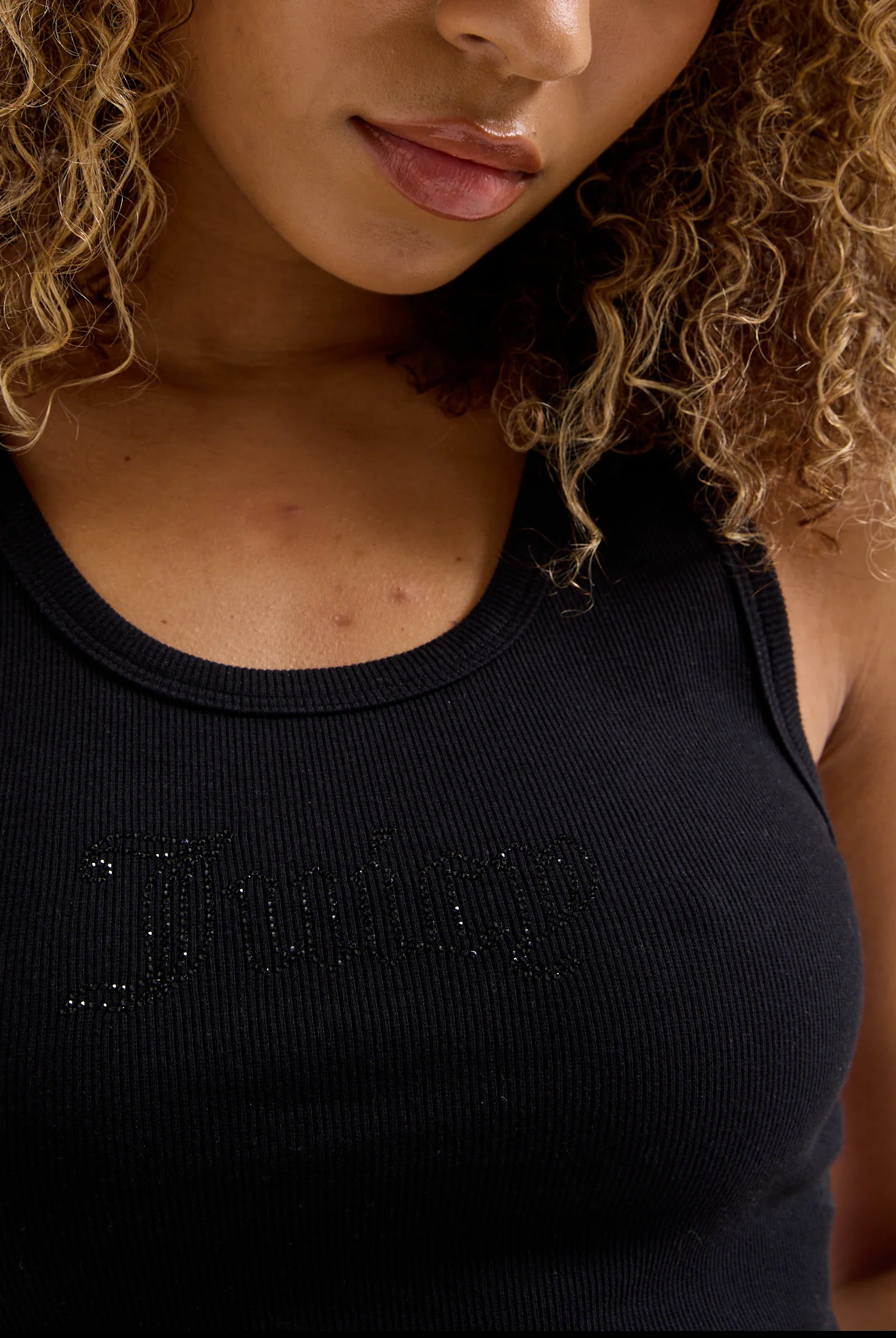 Canotta in jersey a costine con logo Juicy in strass tono su tono colore Nero - Image 5