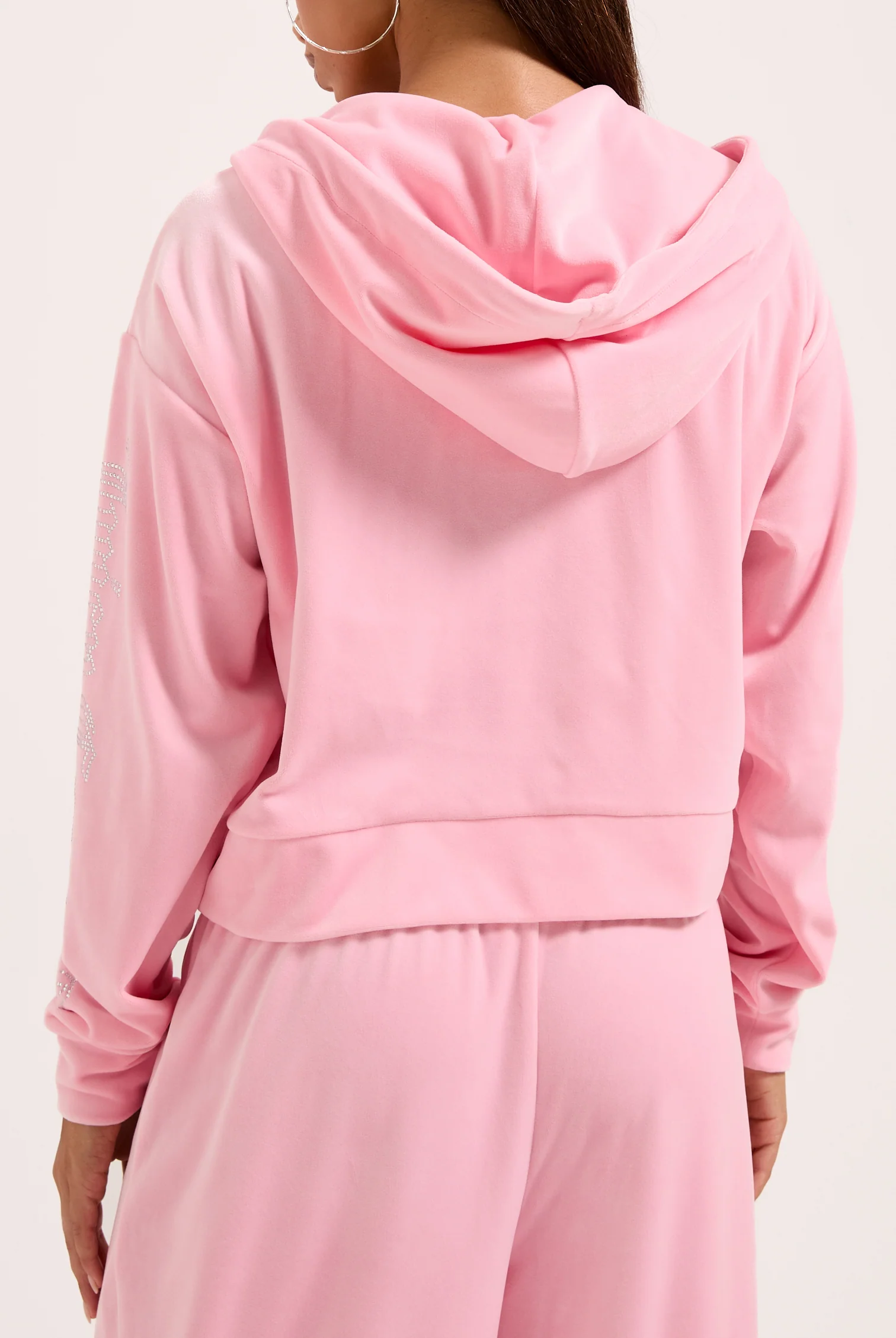 Felpa crop oversize Iccle con cappuccio e logo Juicy Couture in diamanti Rosa Juicy - Image 4