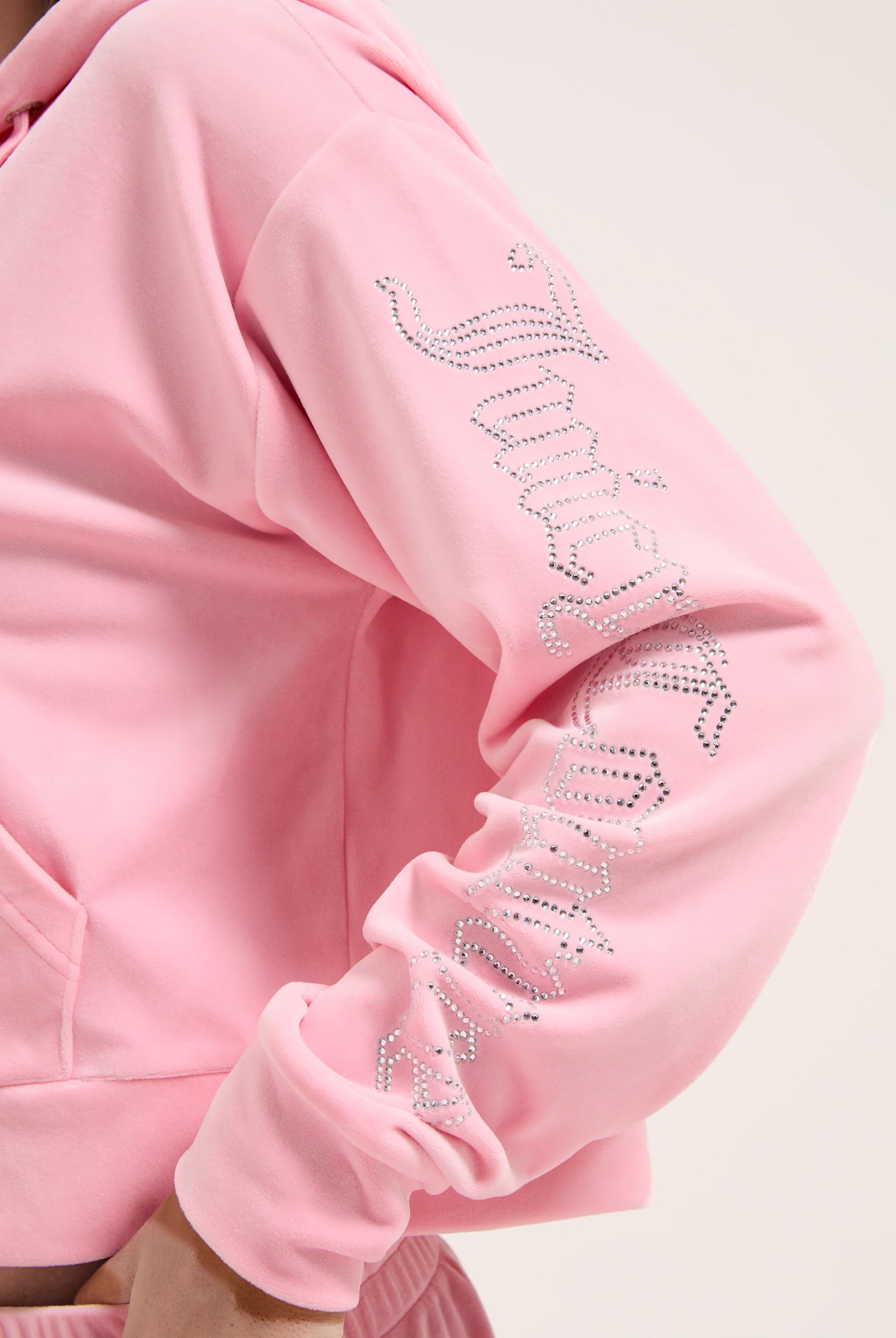 Felpa crop oversize Iccle con cappuccio e logo Juicy Couture in diamanti Rosa Juicy - Image 8