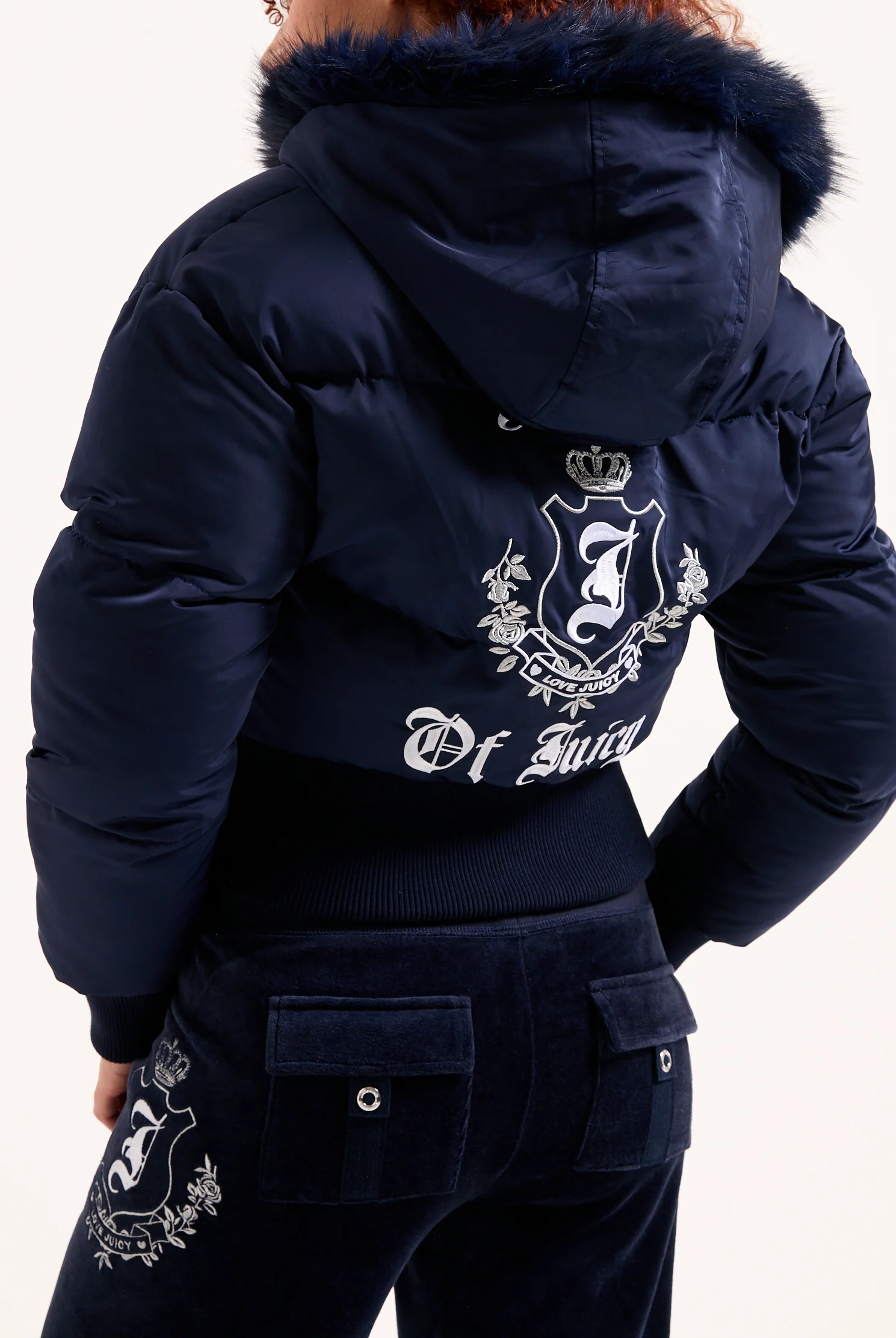 Giacca imbottita crop House of Juicy in velour con cappuccio con bordo in ecopelliccia Blu Scuro - Image 4