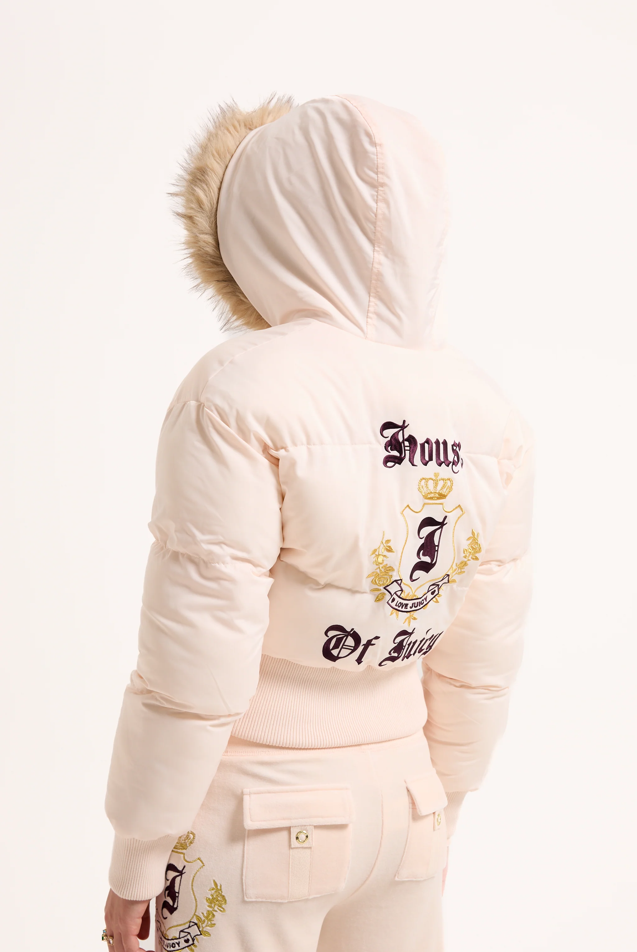 Giacca imbottita crop House of Juicy in velour con cappuccio con bordo in ecopelliccia Rosa Cipria - Image 3