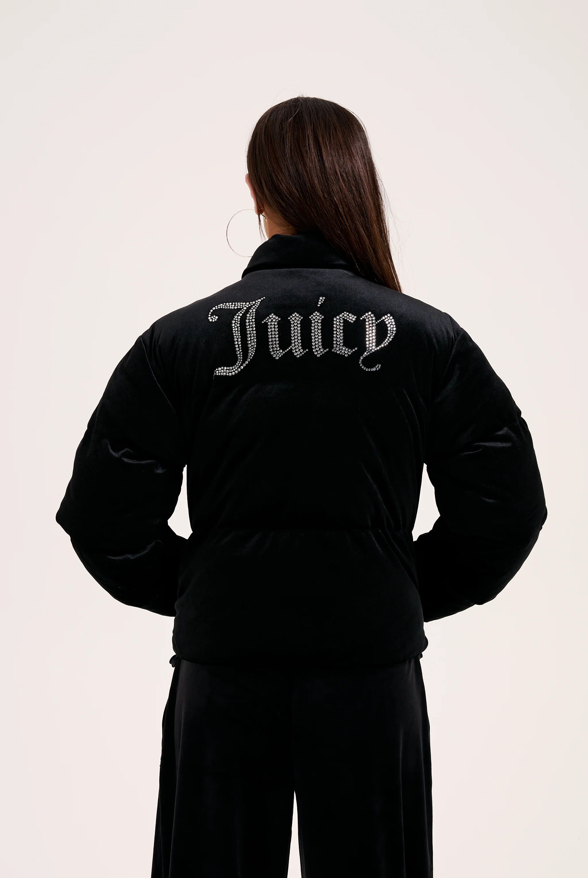 Giacca imbottita in velour con logo Juicy in diamanti Nero - Image 5