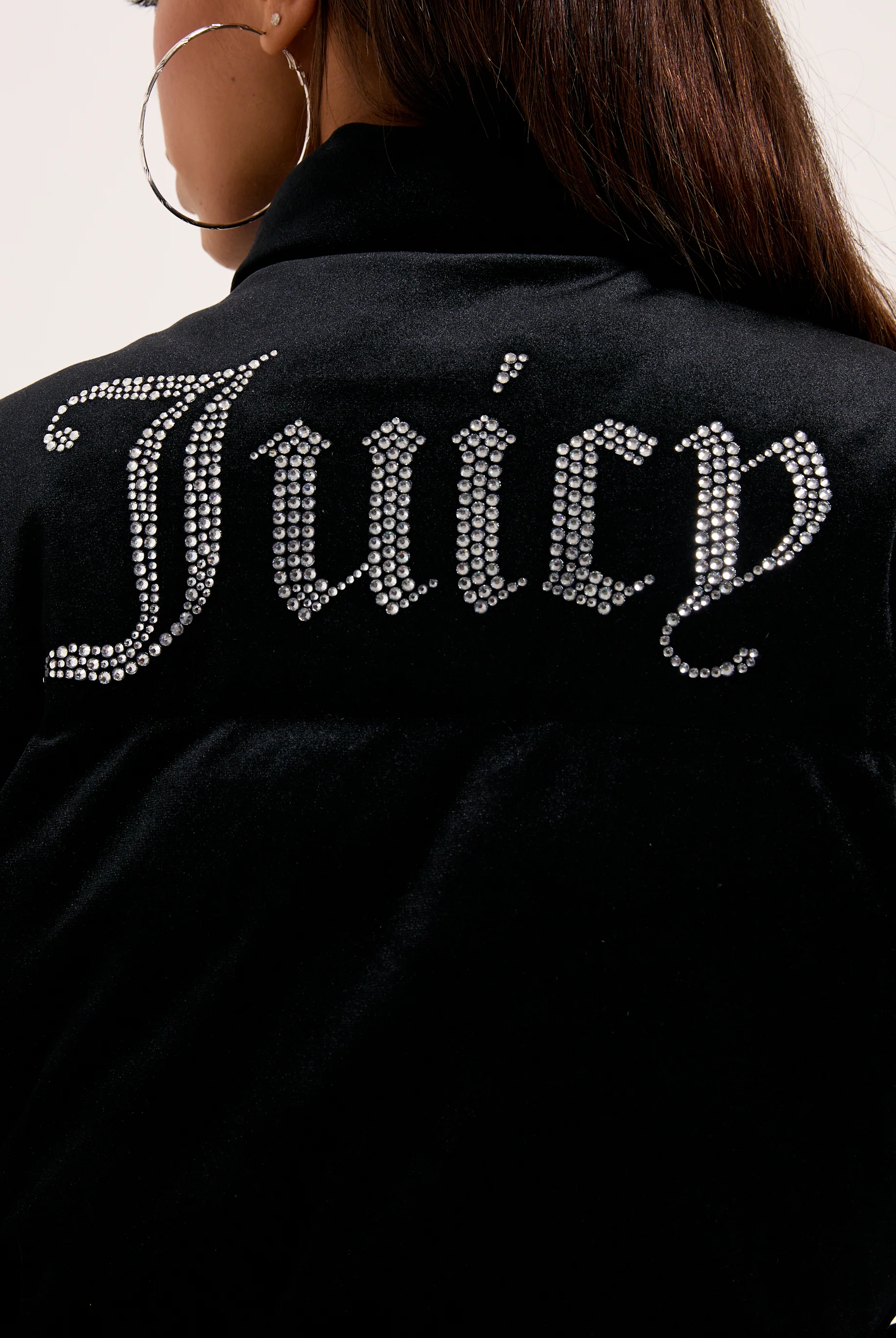 Giacca imbottita in velour con logo Juicy in diamanti Nero - Image 6