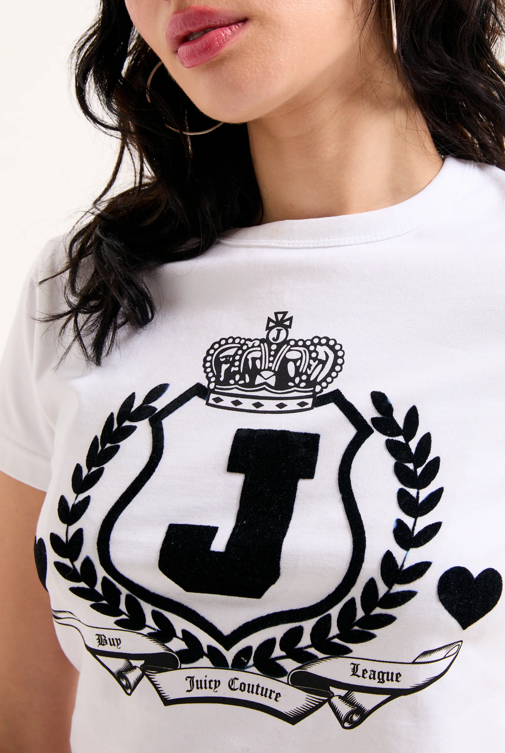 Maglietta in jersey aderente con ricamo Juicy a stemma Bianco - Image 5