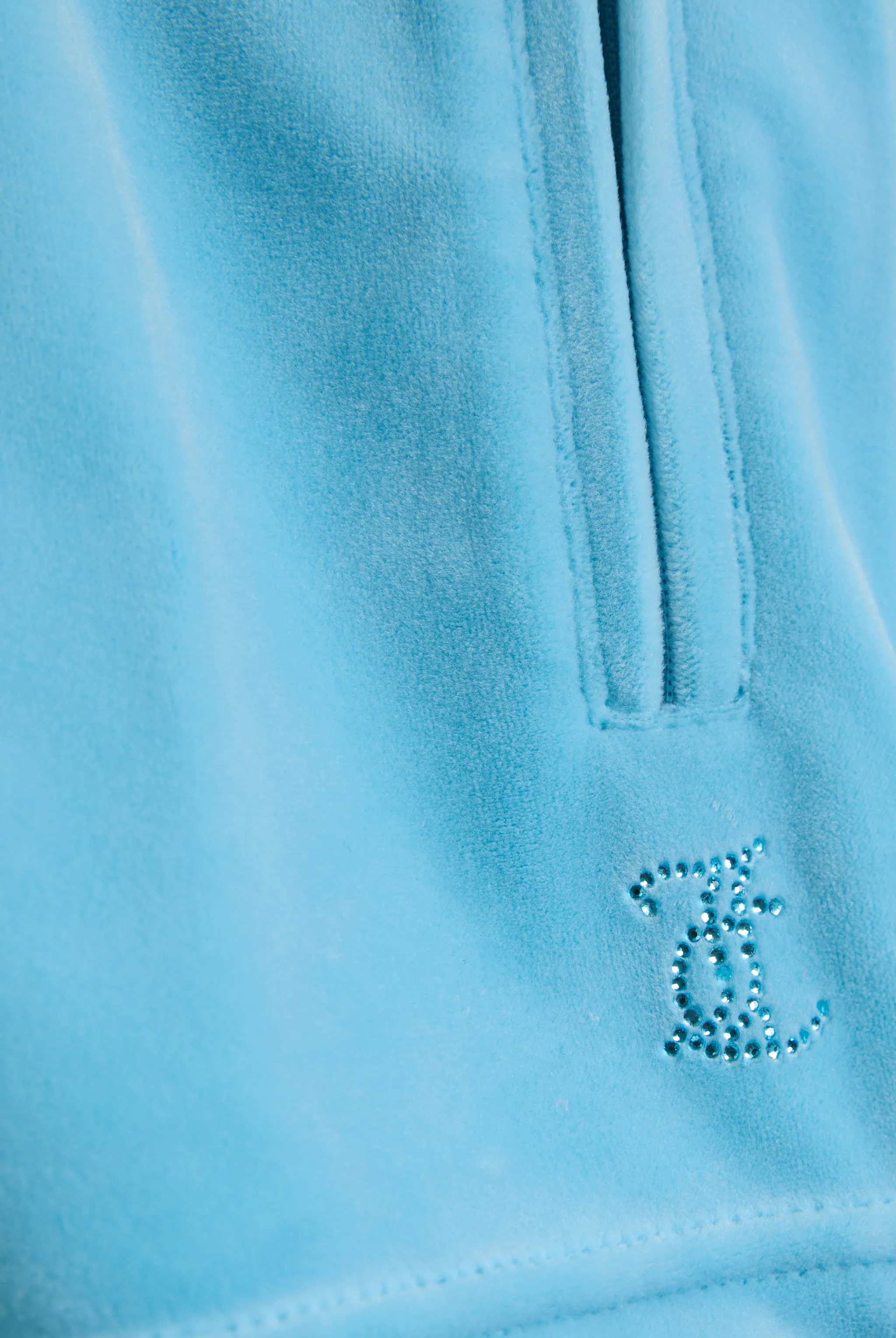 Pantaloncini Tamia in velluto classico con logo Juicy in strass tono su tono colore Celeste - Image 3