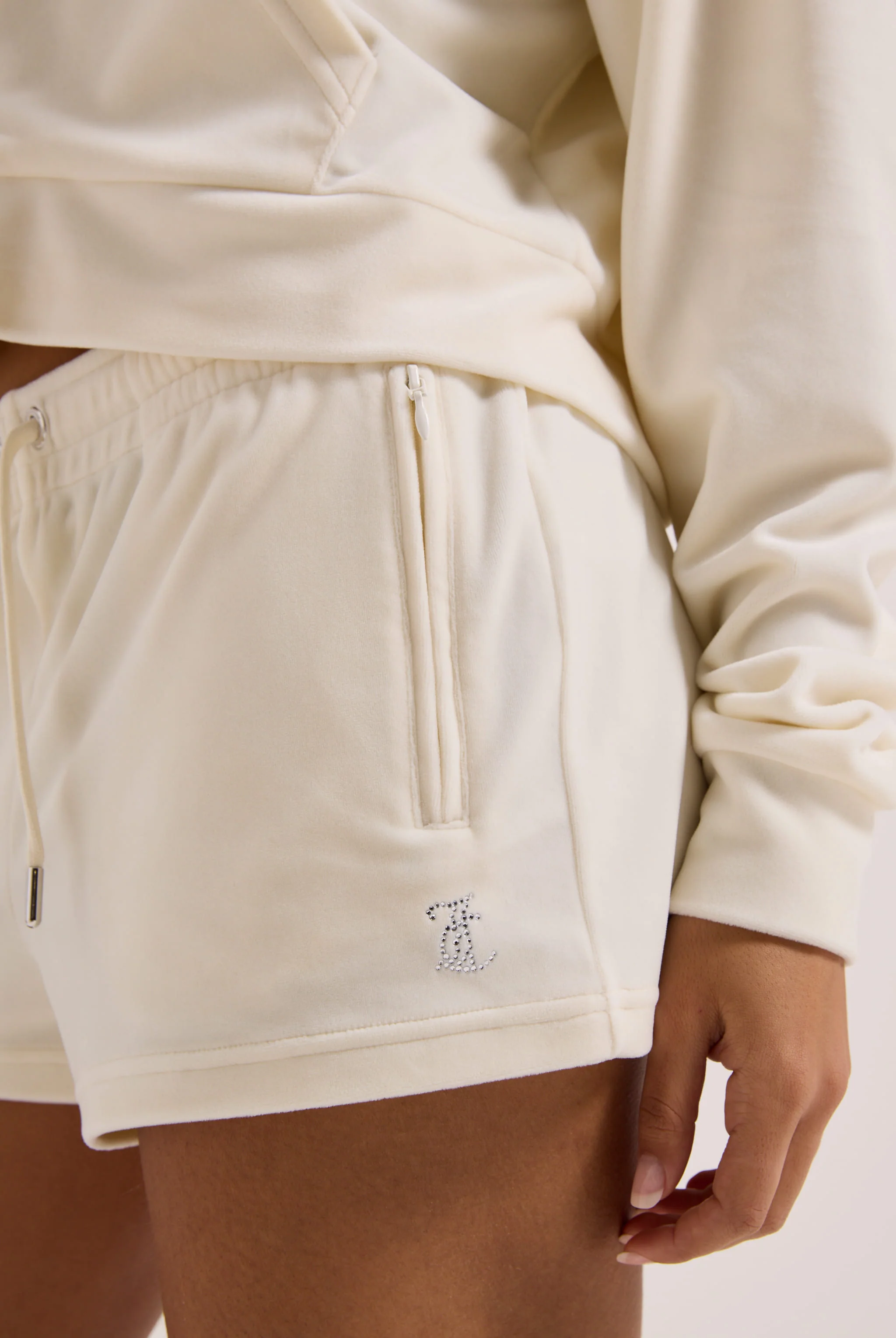 Pantaloncini Tamia in velluto classico con logo Juicy in strass tono su tono colore Panna - Image 6