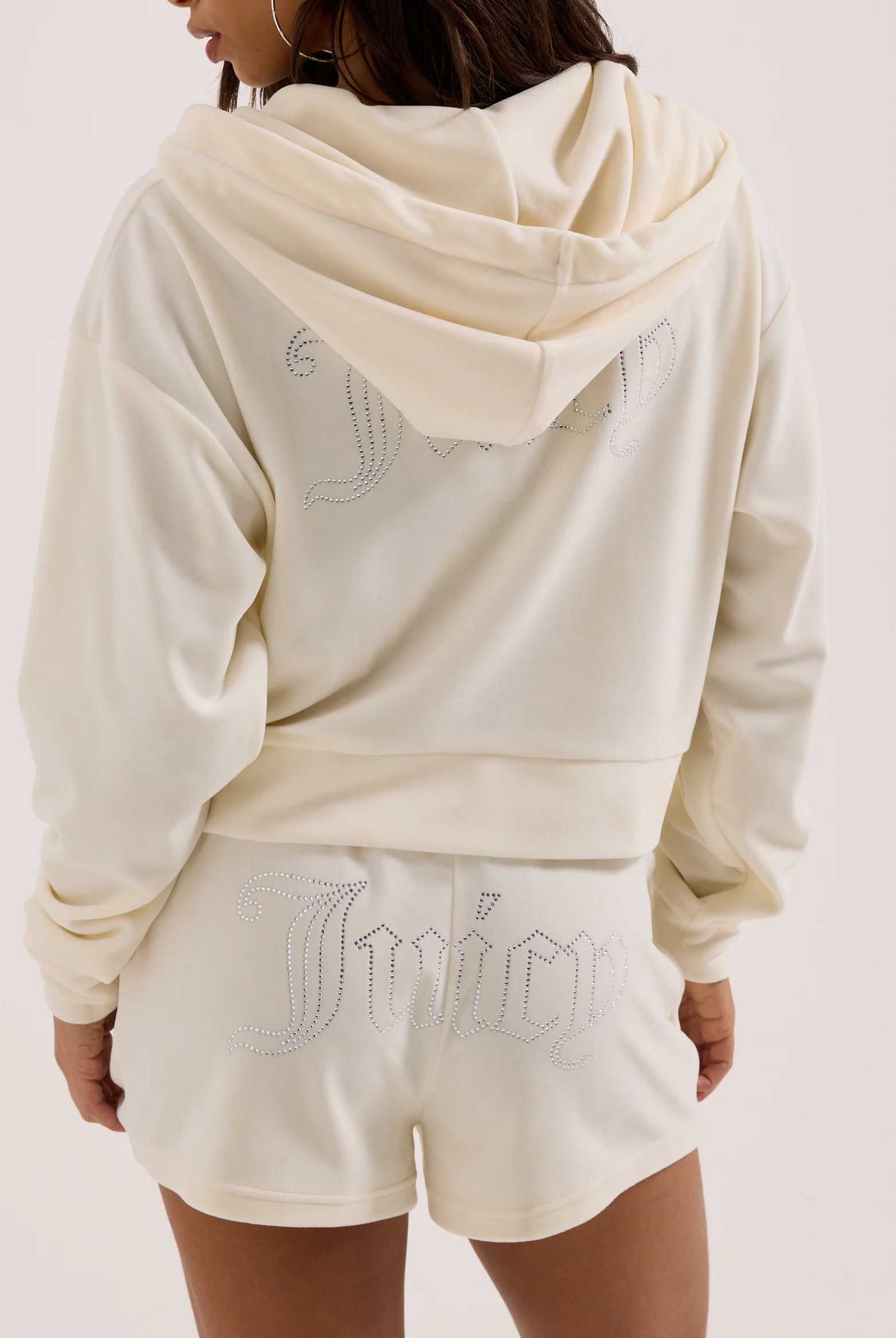 Pantaloncini Tamia in velluto classico con logo Juicy in strass tono su tono colore Panna - Image 7