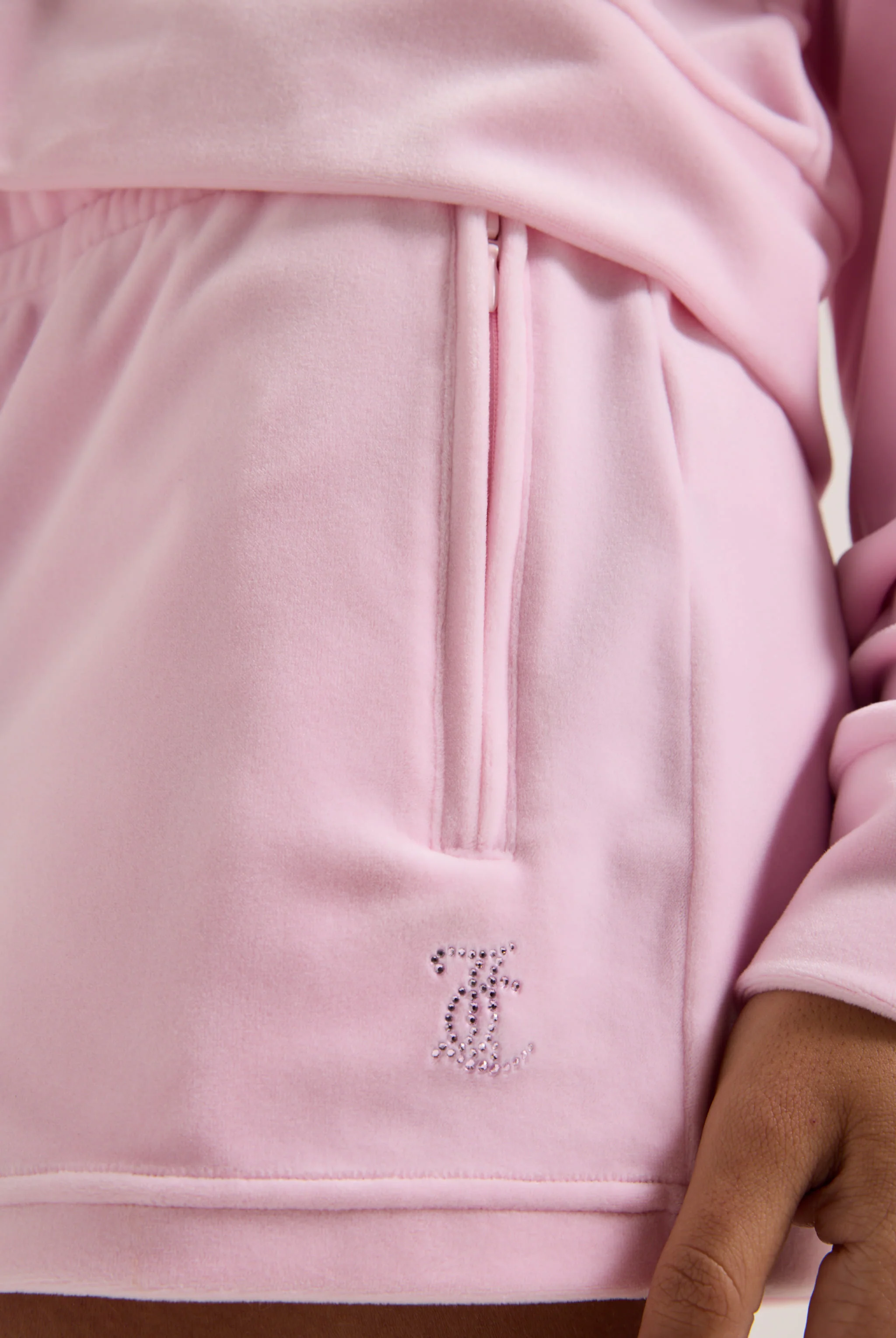 Pantaloncini Tamia in velluto classico con logo Juicy in strass tono su tono colore Rosa - Image 5