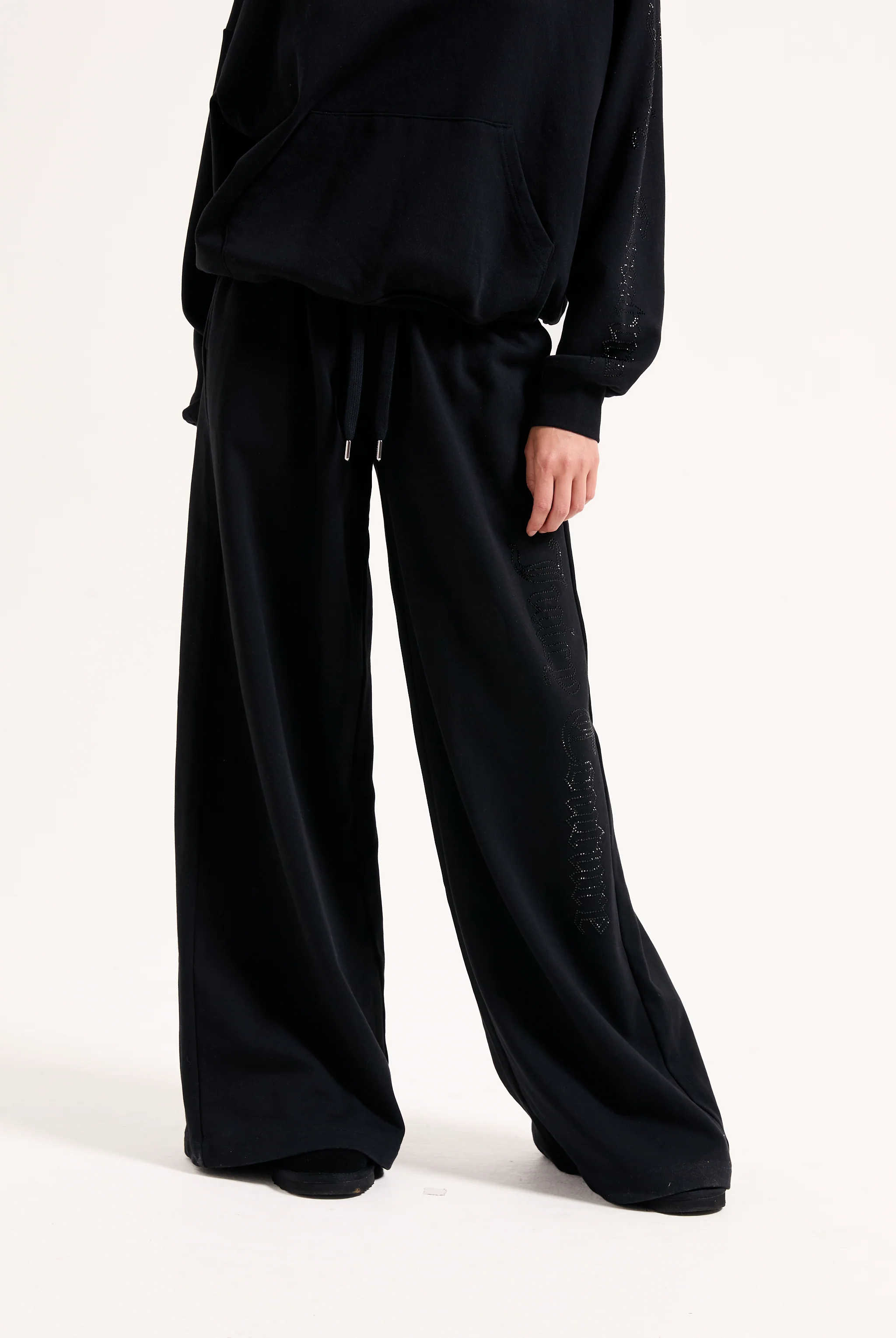 Pantalone a gamba larga e vita bassa con logo Juicy Couture in diamanti  Nero - Image 3