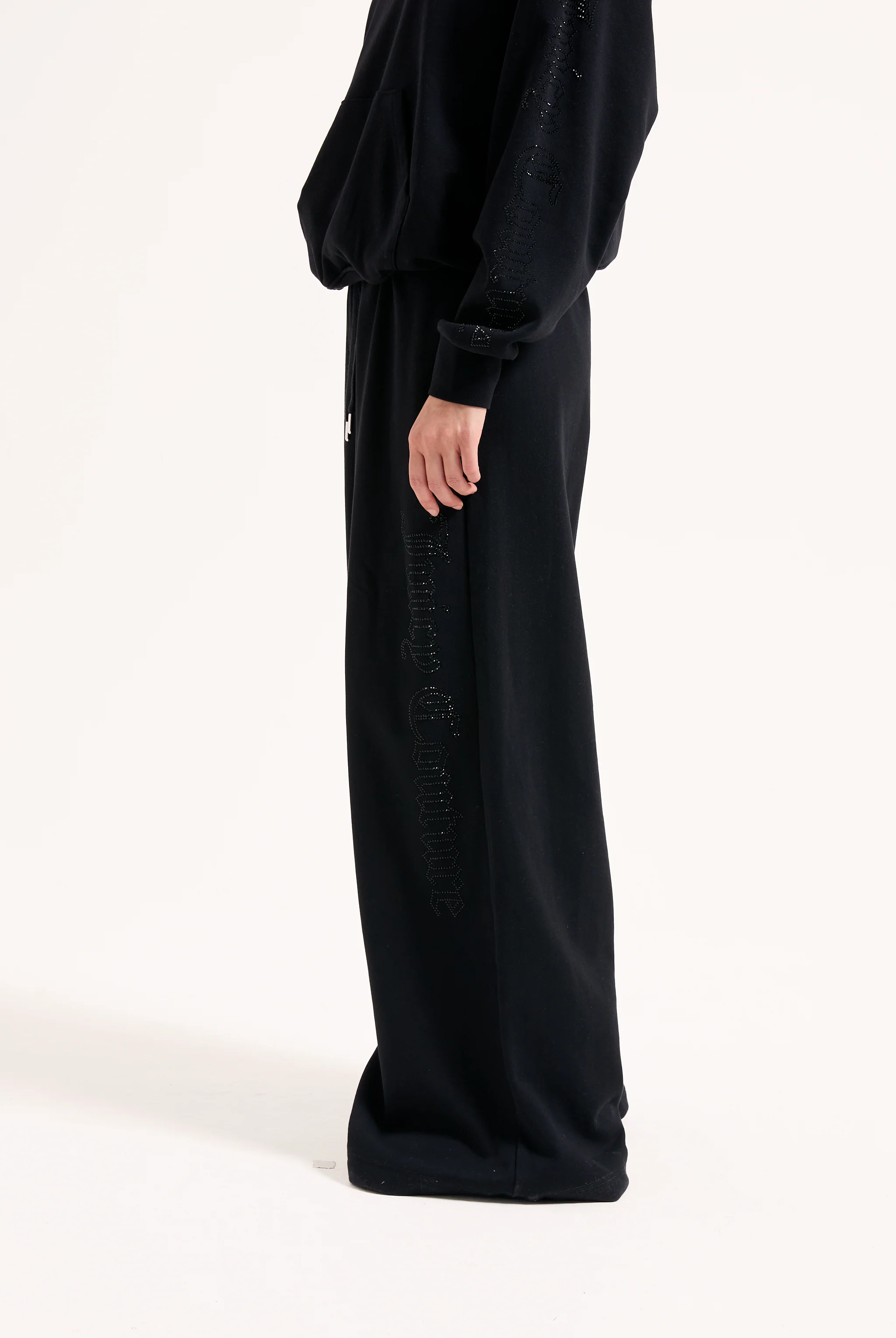 Pantalone a gamba larga e vita bassa con logo Juicy Couture in diamanti  Nero - Image 4