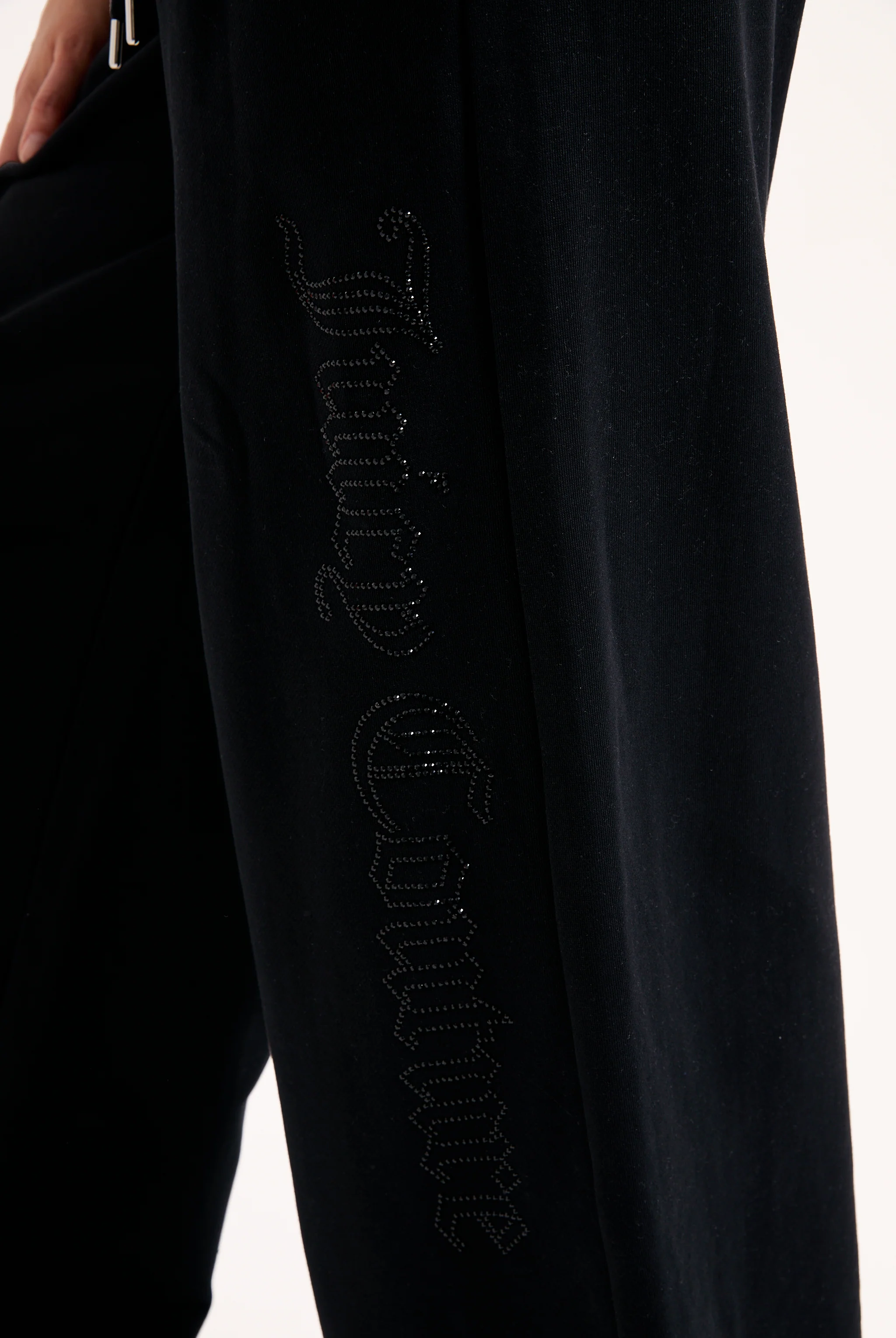 Pantalone a gamba larga e vita bassa con logo Juicy Couture in diamanti  Nero - Image 7