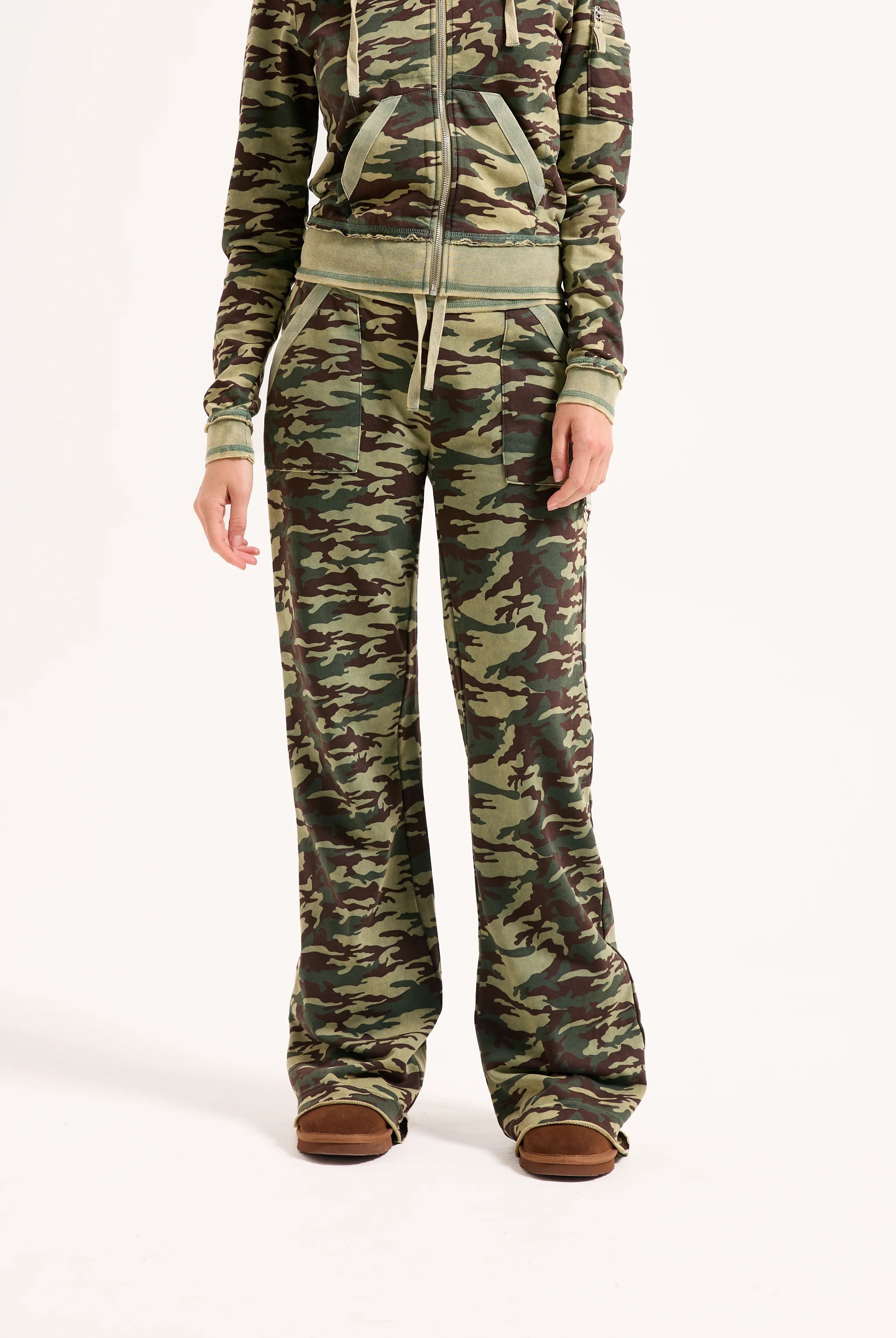 Pantalone Harrisburg a vita bassa in loopback fleece lavato e logo Juicy in metallo a stampa Verde Camouflage - Image 3