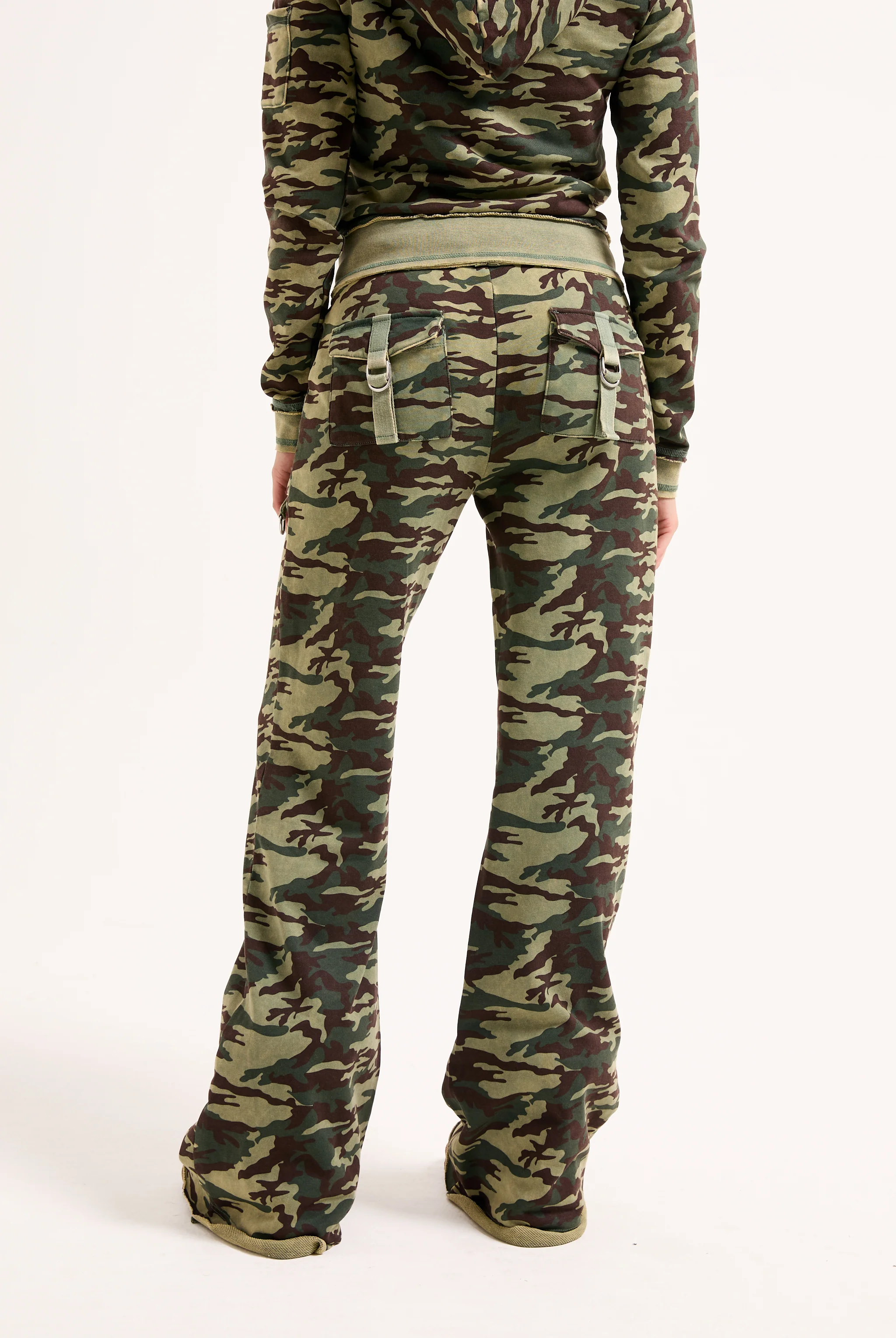 Pantalone Harrisburg a vita bassa in loopback fleece lavato e logo Juicy in metallo a stampa Verde Camouflage - Image 4