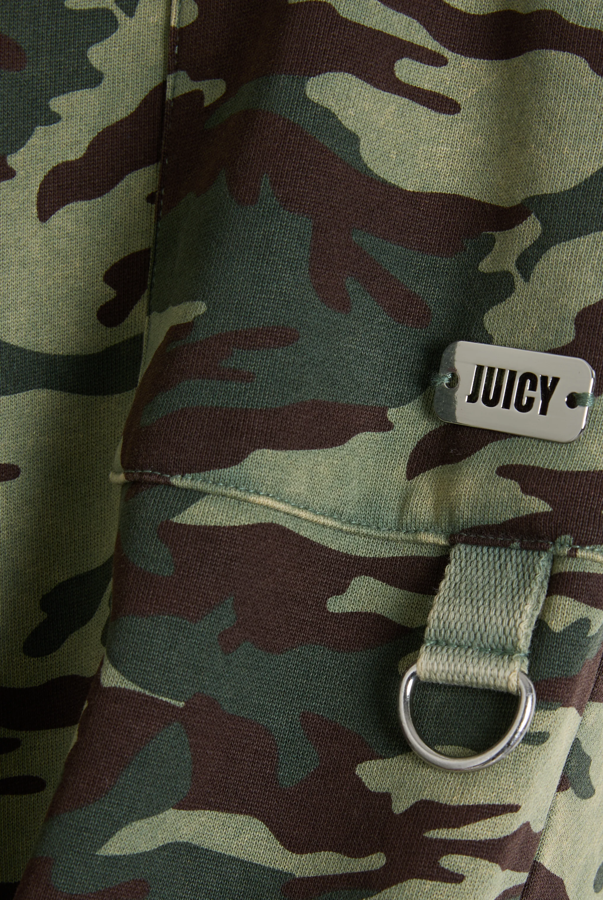 Pantalone Harrisburg a vita bassa in loopback fleece lavato e logo Juicy in metallo a stampa Verde Camouflage - Image 6