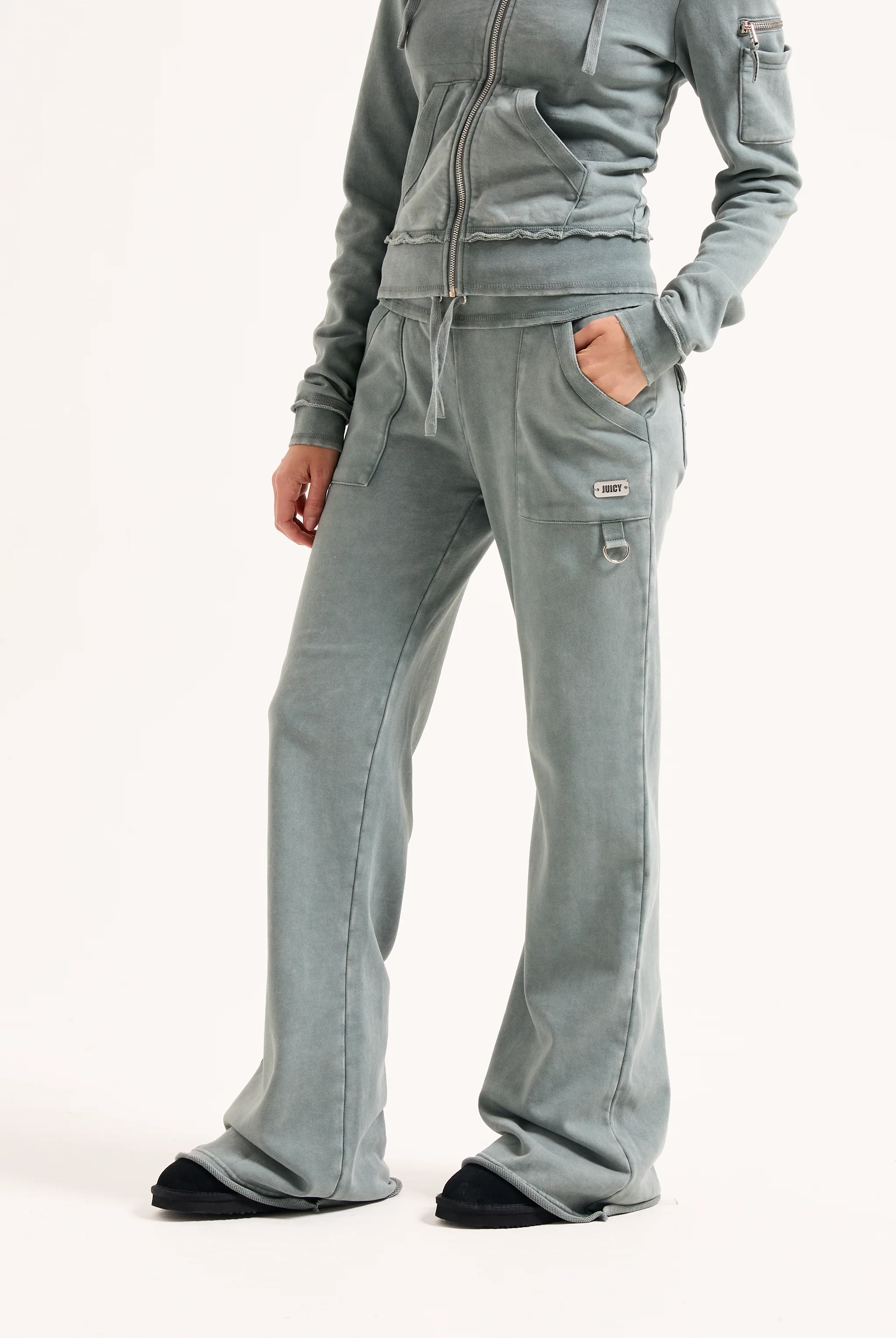 Pantalone Harrisburg a vita bassa in loopback fleece lavato e logo Juicy in metallo Verde - Image 3