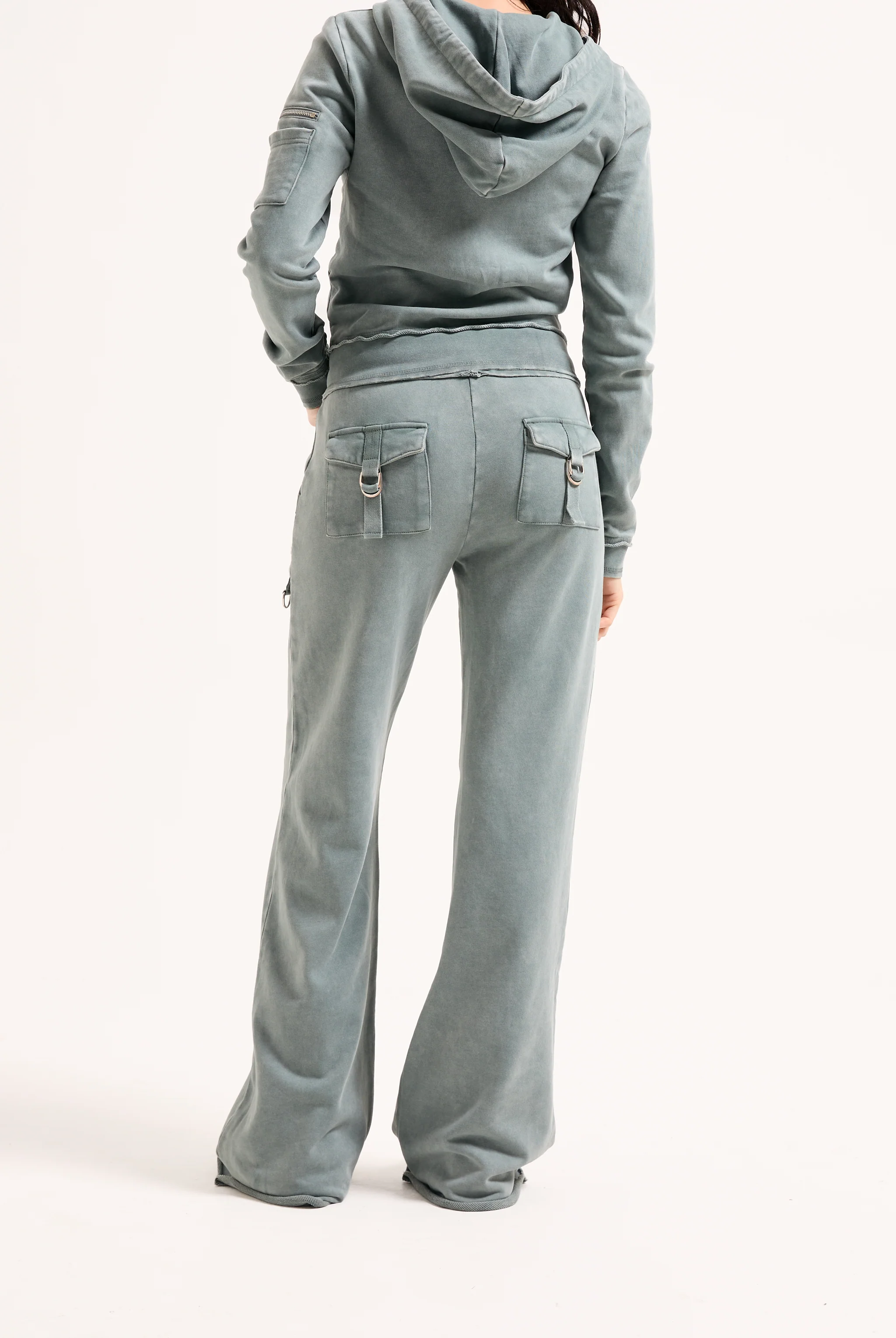 Pantalone Harrisburg a vita bassa in loopback fleece lavato e logo Juicy in metallo Verde - Image 4