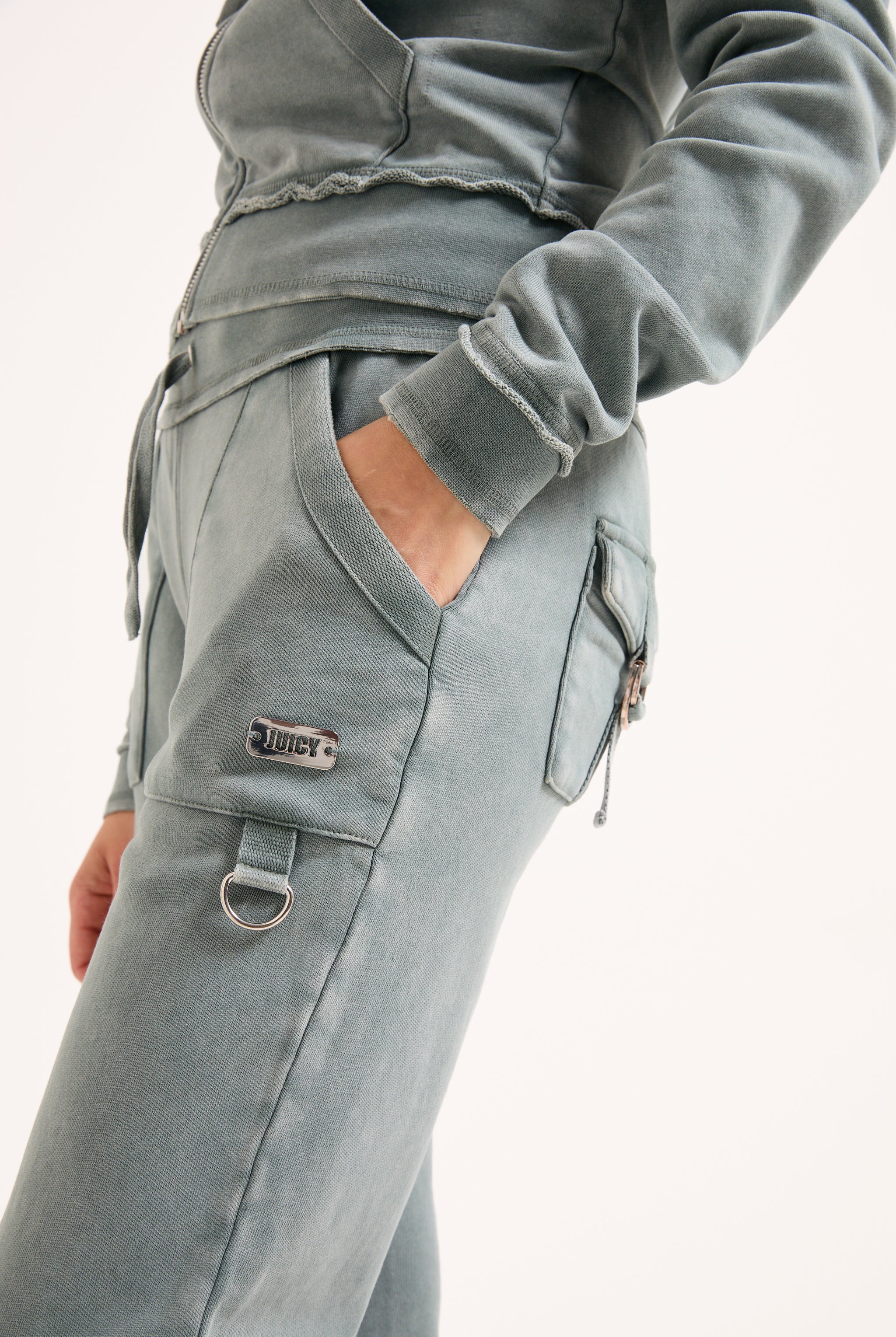 Pantalone Harrisburg a vita bassa in loopback fleece lavato e logo Juicy in metallo Verde - Image 5