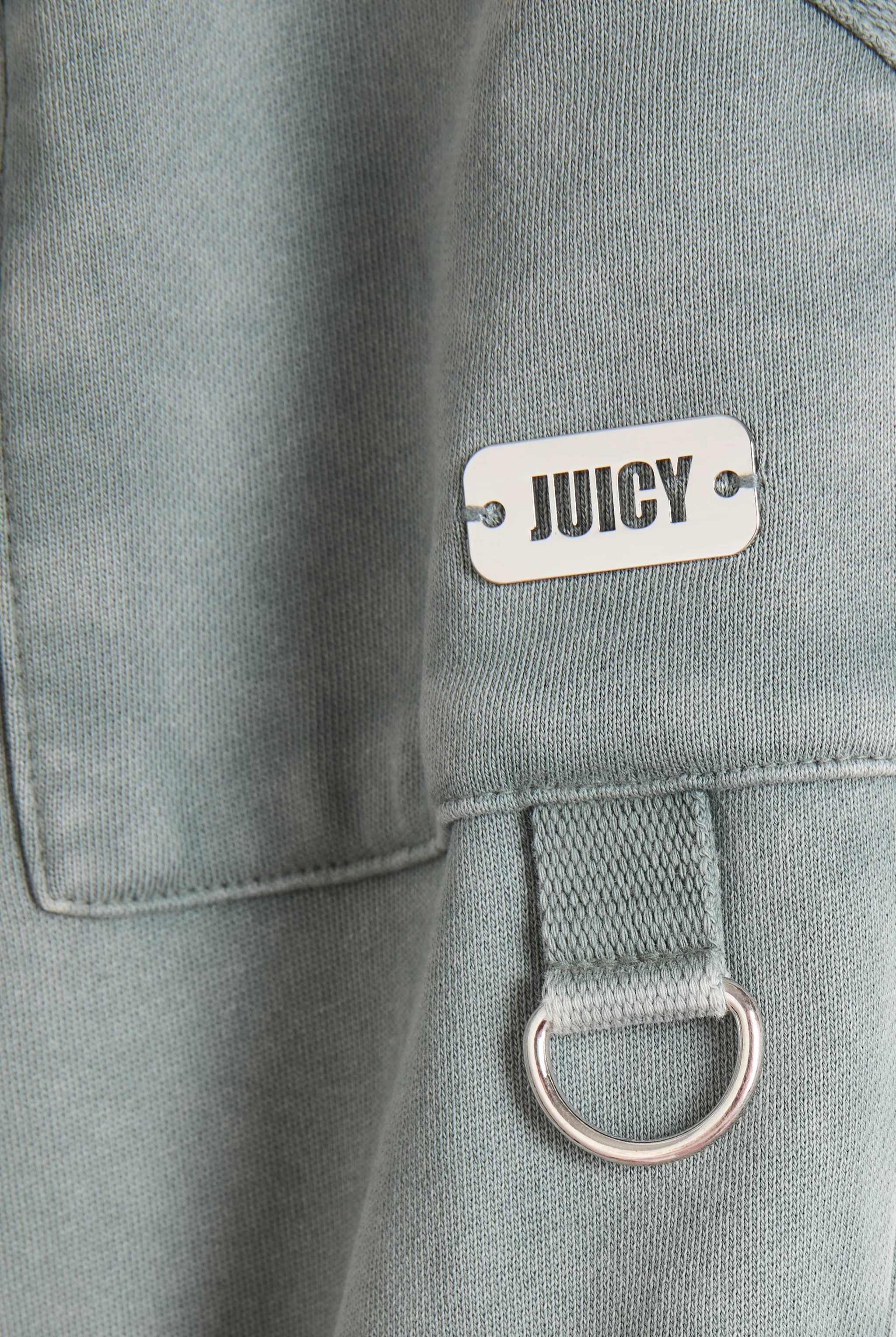 Pantalone Harrisburg a vita bassa in loopback fleece lavato e logo Juicy in metallo Verde - Image 6