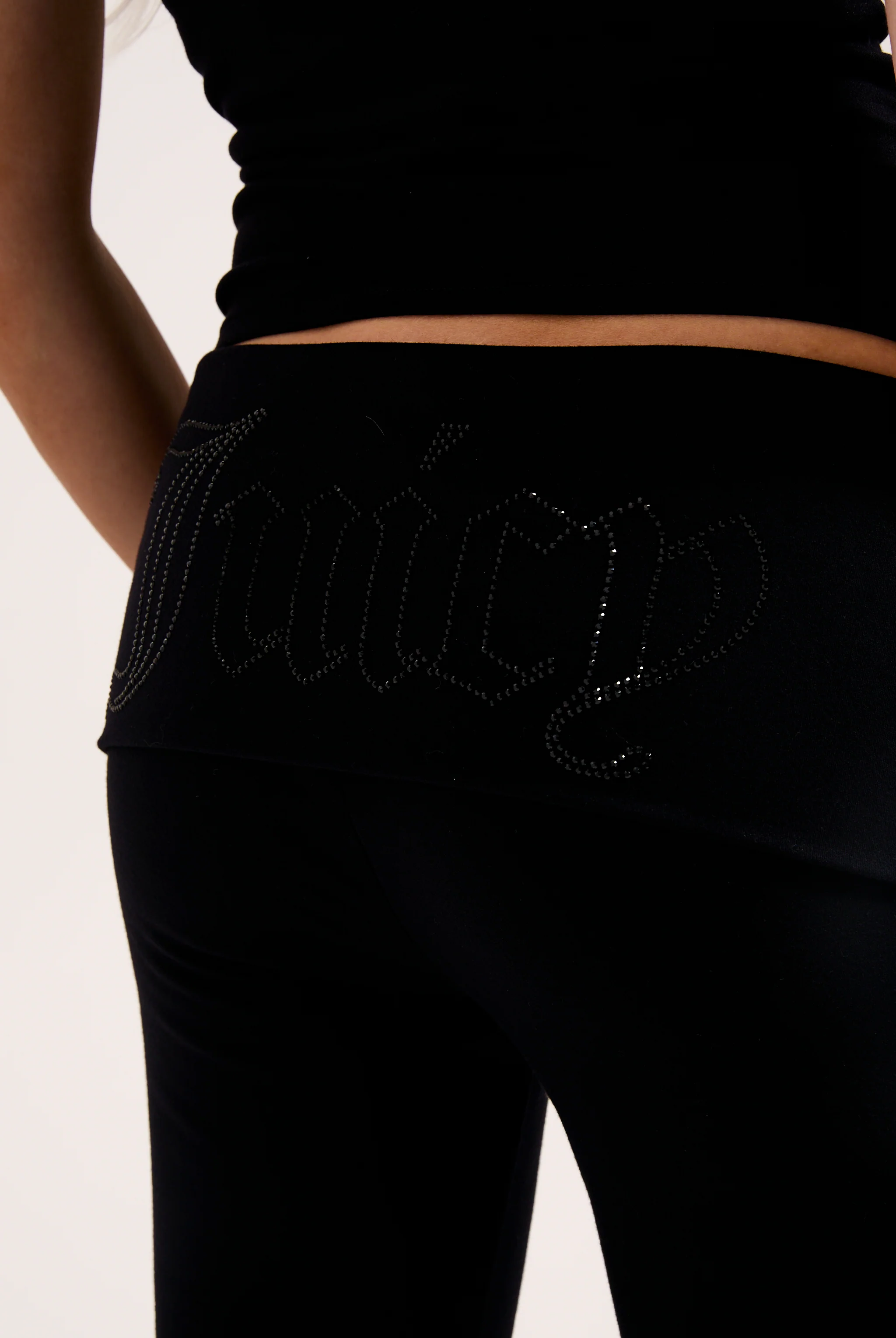 Pantalone in jersey di modal a vita bassa con bordo arrotolabile e logo Juicy in diamanti  Nero - Image 5