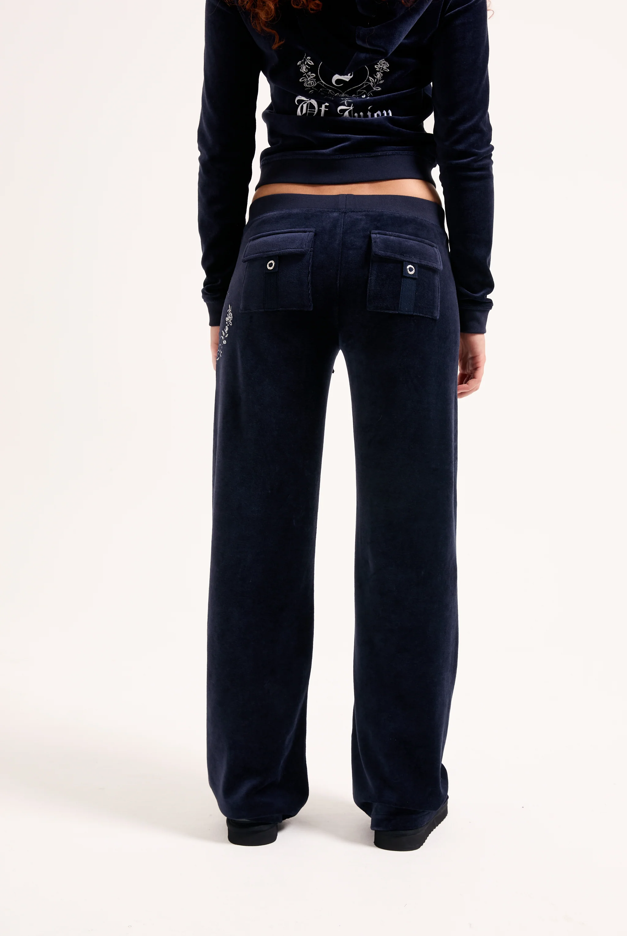 Pantalone in velour di bamboo a vita ultra bassa con ricamo House of Juicy Blu Scuro - Image 4