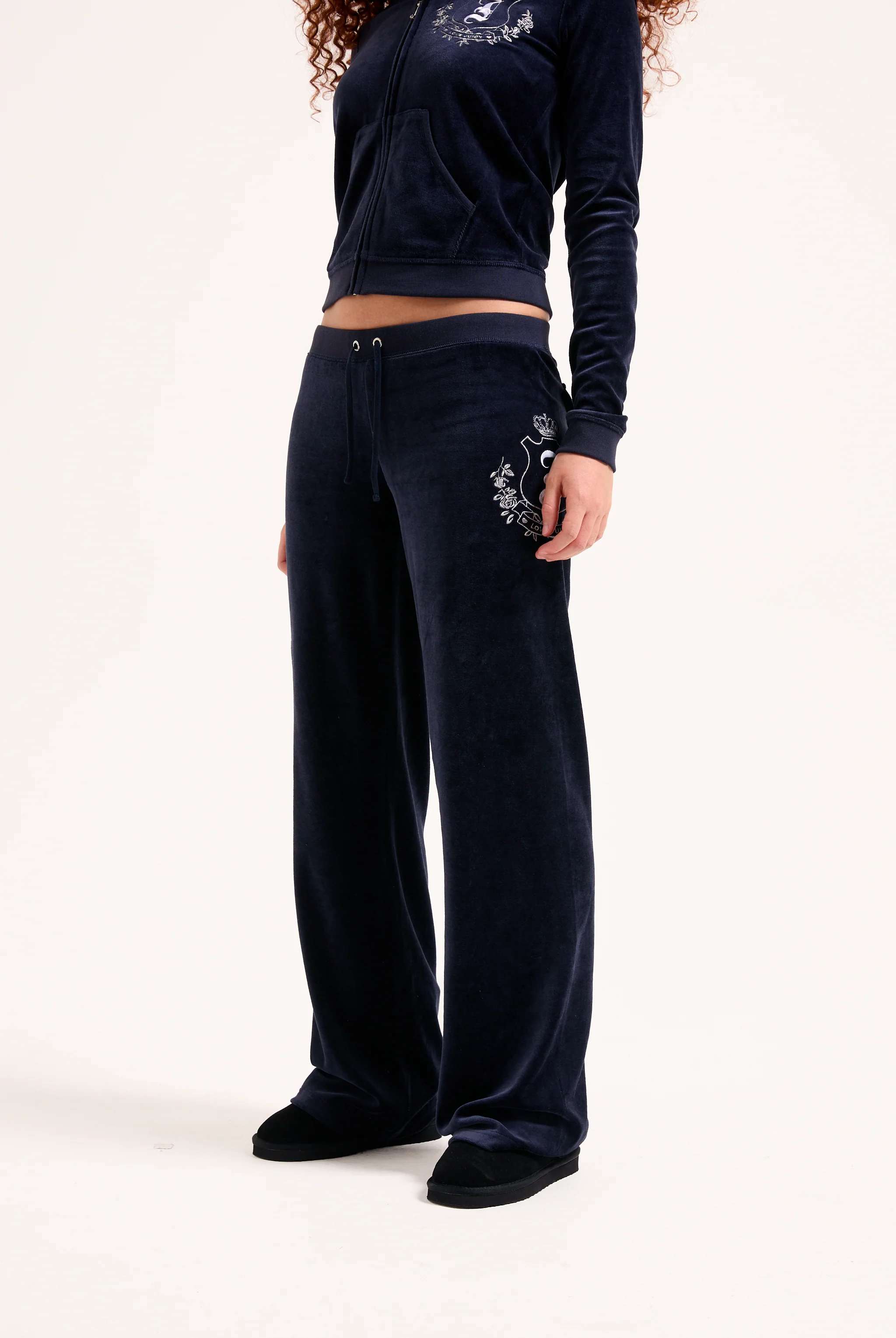 Pantalone in velour di bamboo a vita ultra bassa con ricamo House of Juicy Blu Scuro - Image 5