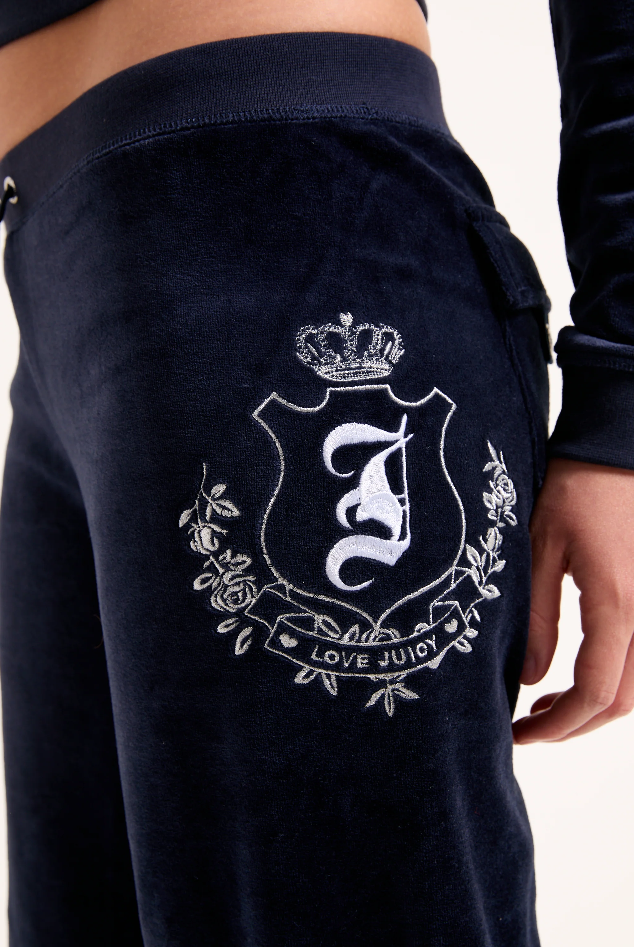 Pantalone in velour di bamboo a vita ultra bassa con ricamo House of Juicy Blu Scuro - Image 7