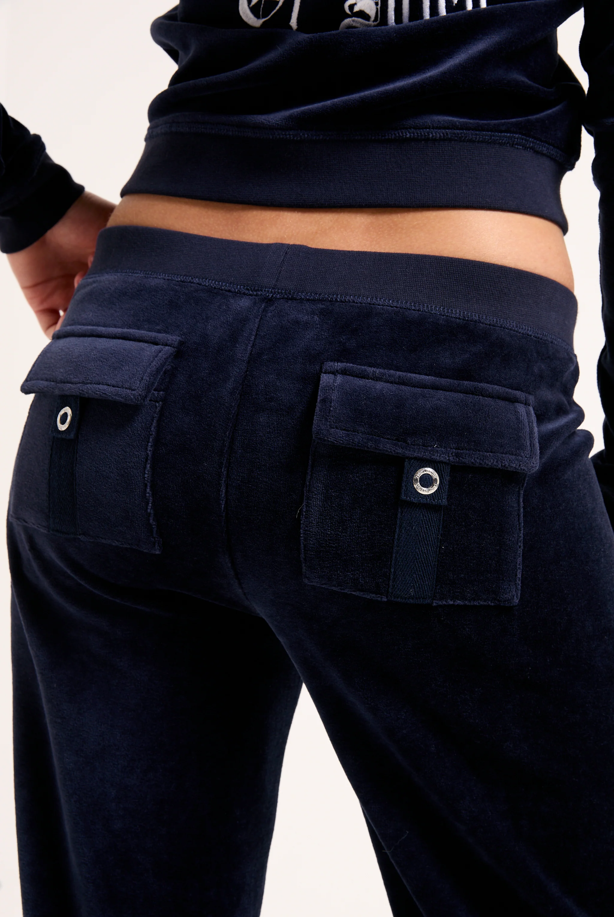 Pantalone in velour di bamboo a vita ultra bassa con ricamo House of Juicy Blu Scuro - Image 8