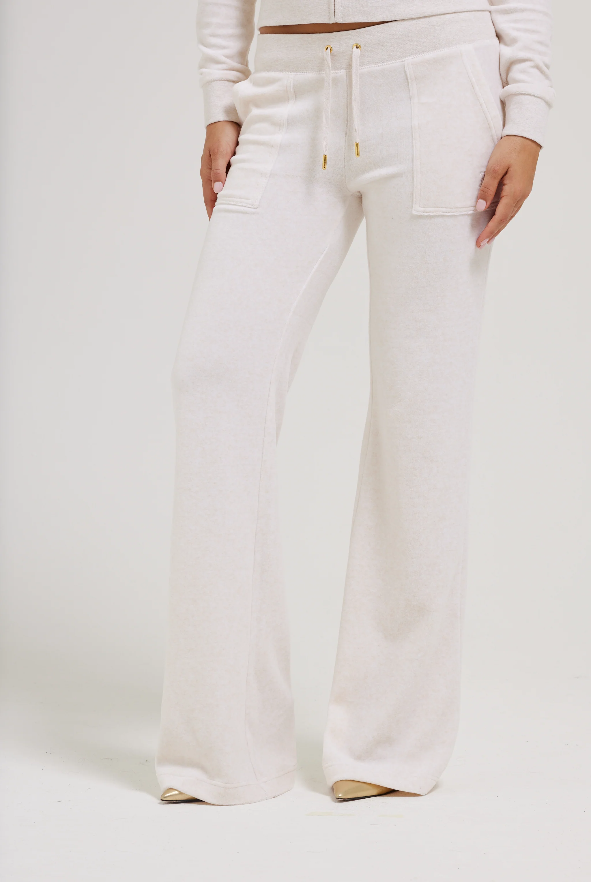 Pantalone Layla a vita bassa con tasche e dettagli in metallo dorato Beige Avena - Image 5