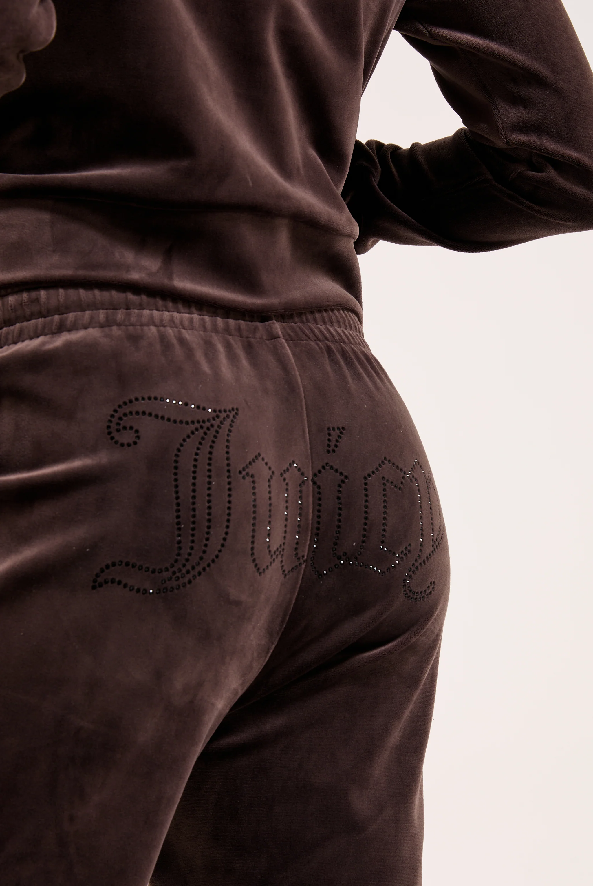 Pantalone Tina Outline a vita media con logo Juicy in diamanti  Marrone - Image 4