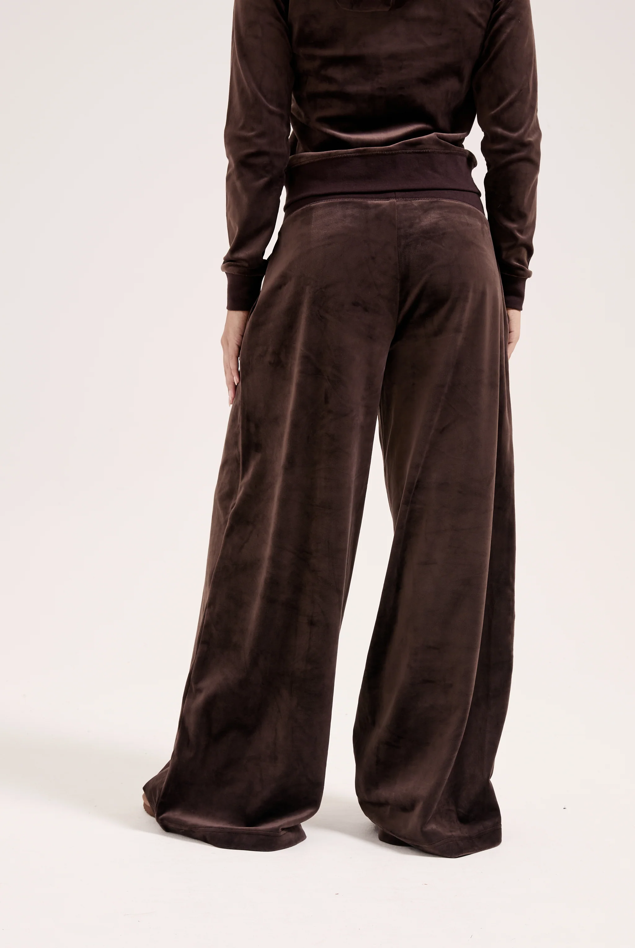 Pantalone Yuka a gamba larga con ricamo JC tono su tono e tasche Marrone - Image 4