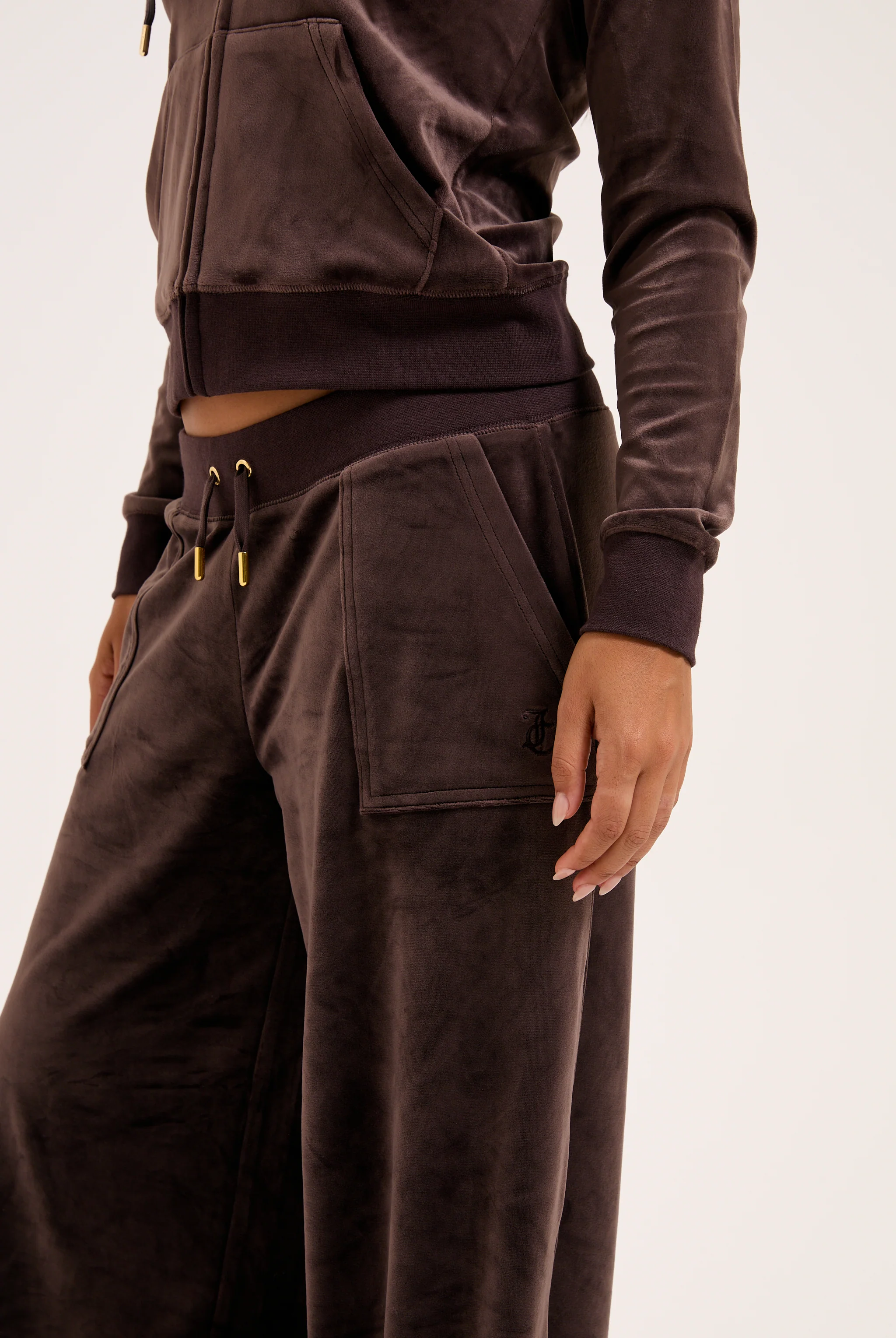 Pantalone Yuka a gamba larga con ricamo JC tono su tono e tasche Marrone - Image 7