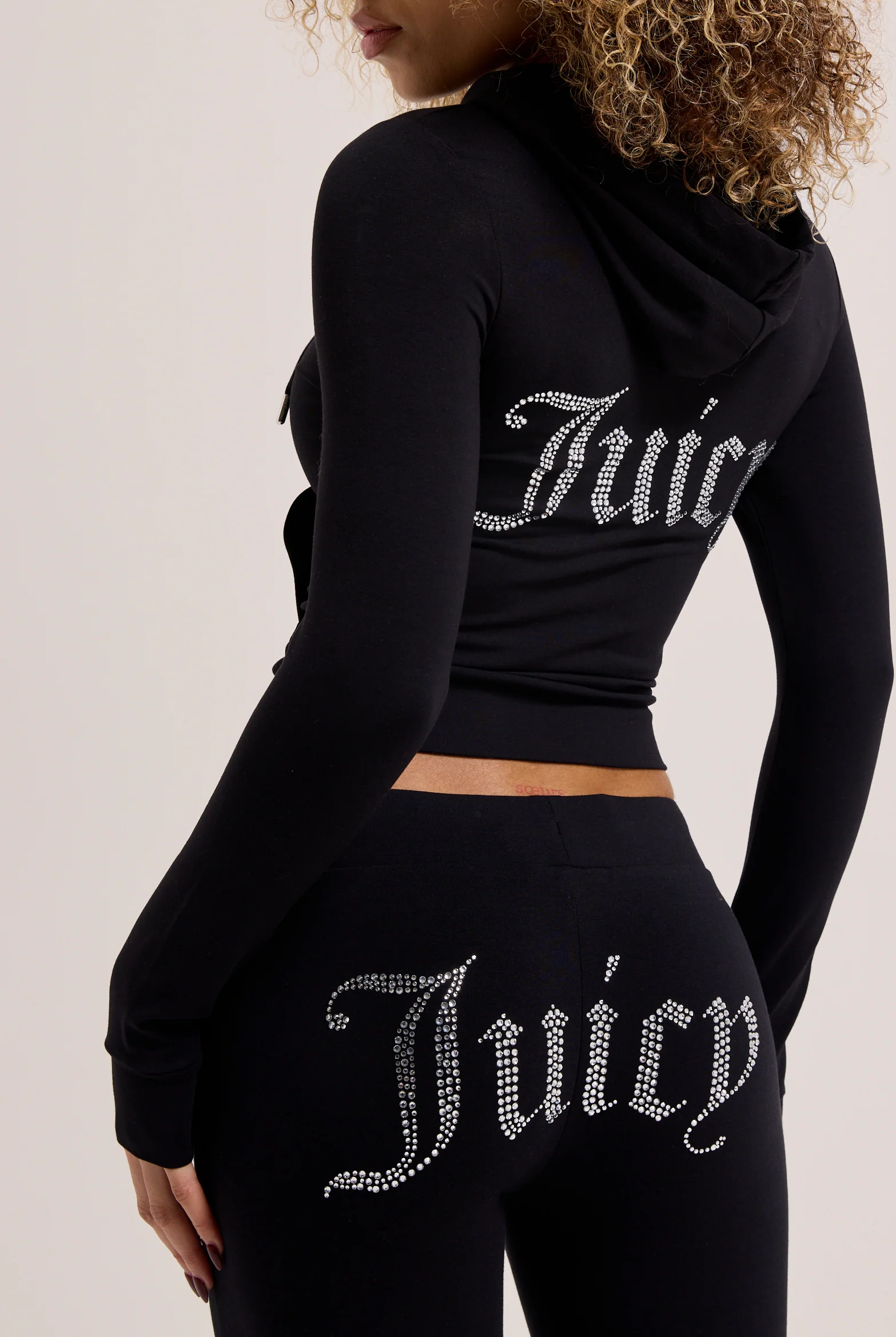 Pantaloni Christine a vita bassa e gamba a zampa in jersey con logo Juicy in strass colore Nero - Image 4
