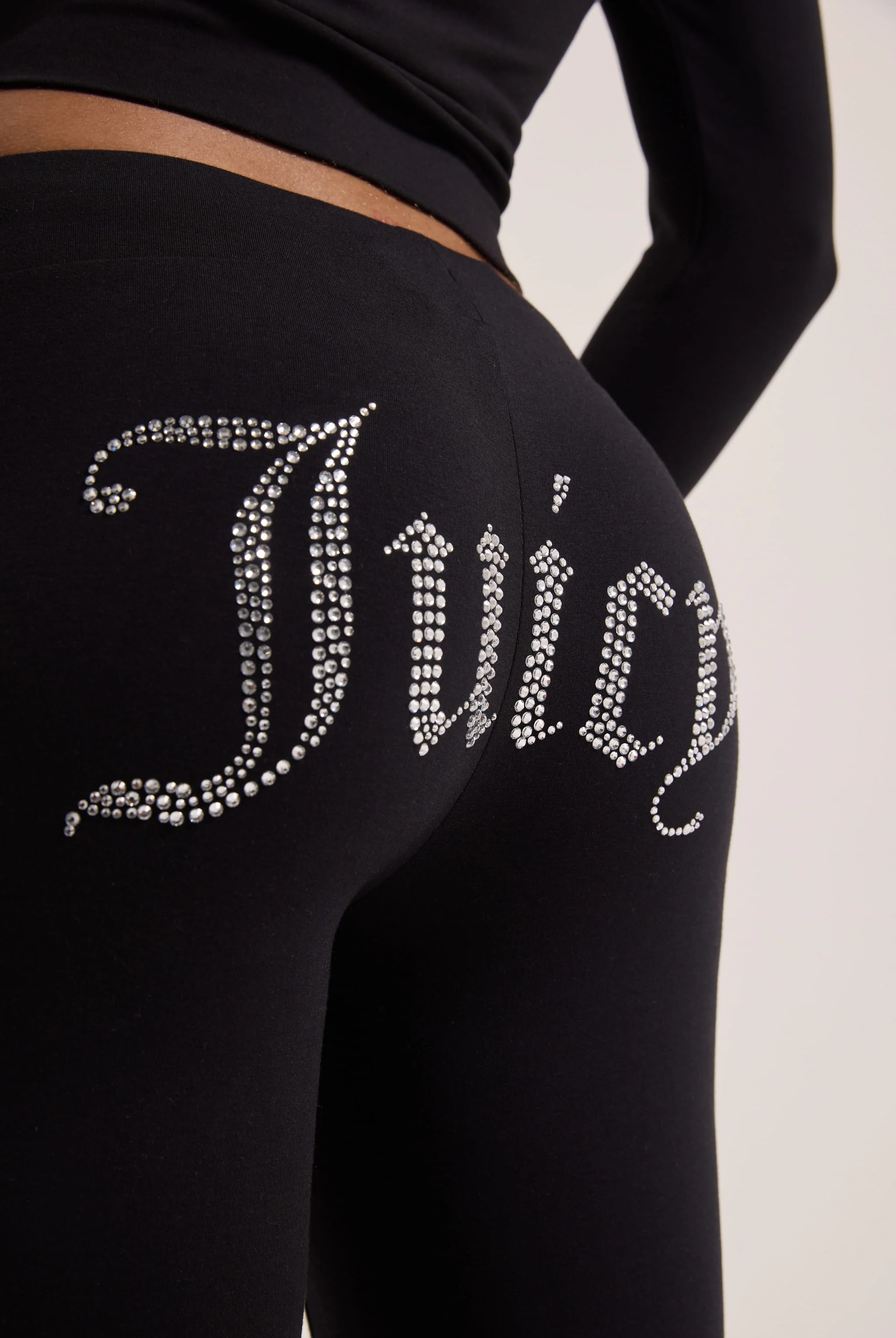 Pantaloni Christine a vita bassa e gamba a zampa in jersey con logo Juicy in strass colore Nero - Image 6