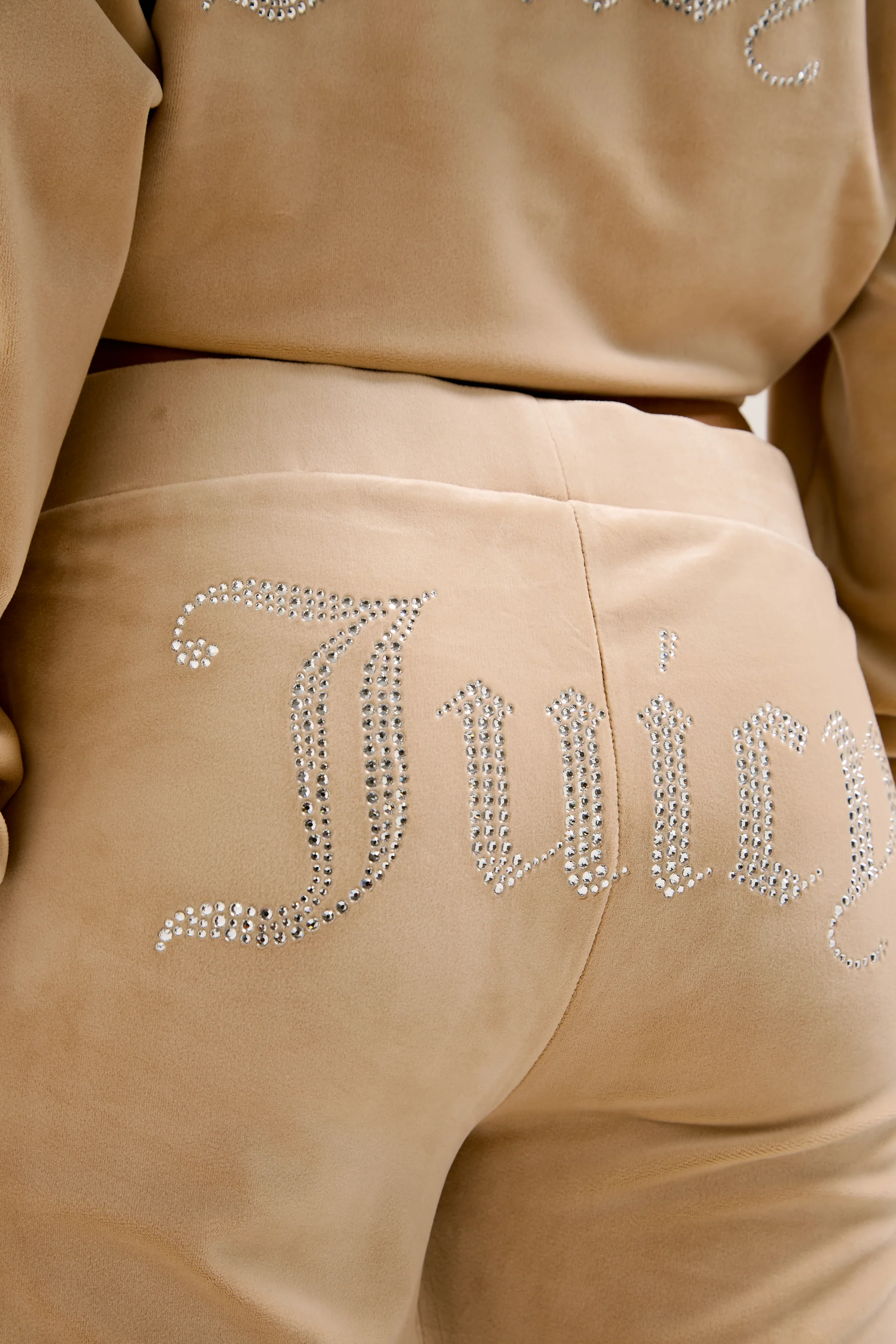 Pantaloni Christine Caramello dorato con logo strass sul retro - Image 4