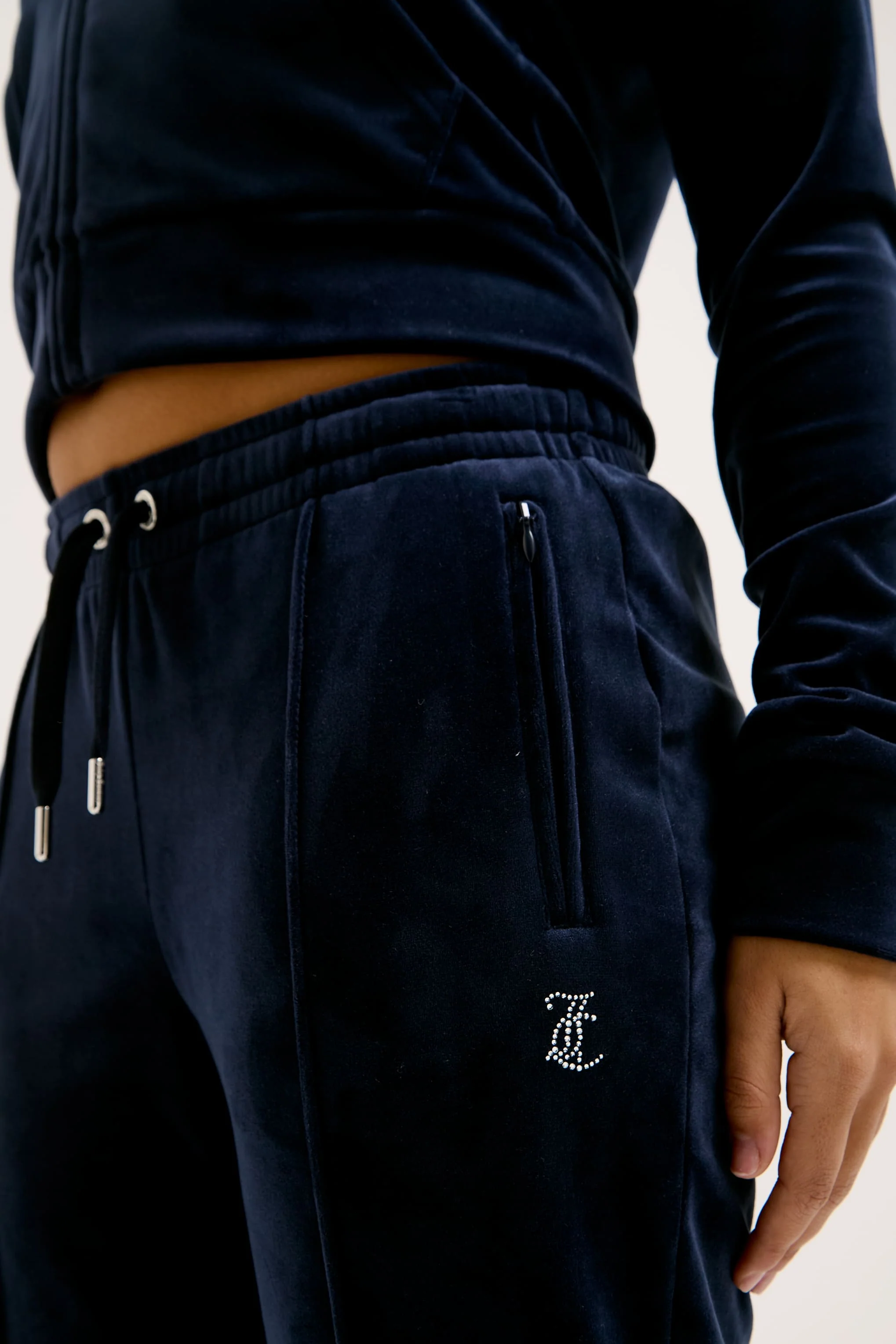 Pantaloni in velltuo Tina a vita media con logo Juicy in strass colore Blu - Image 4