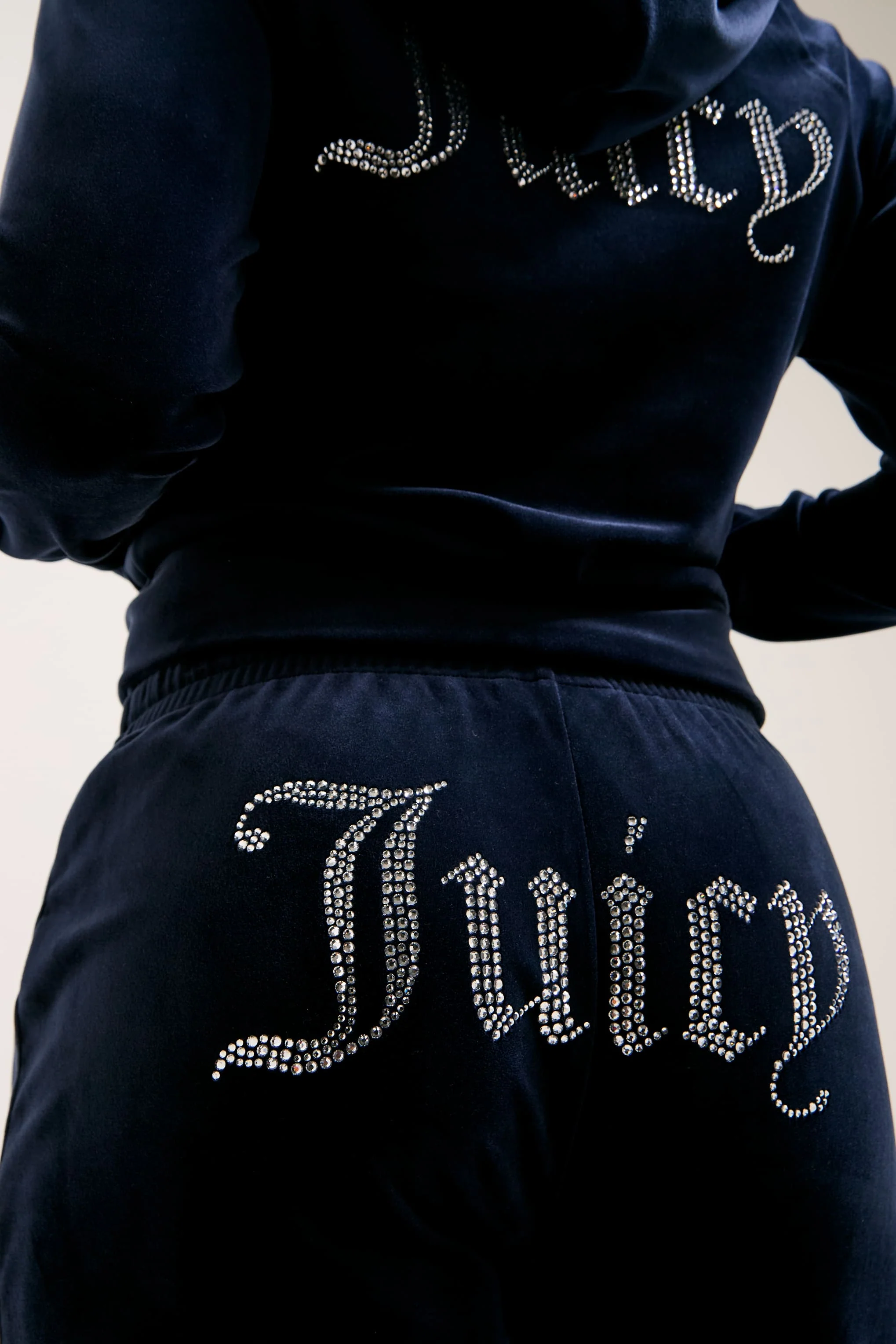 Pantaloni in velltuo Tina a vita media con logo Juicy in strass colore Blu - Image 6