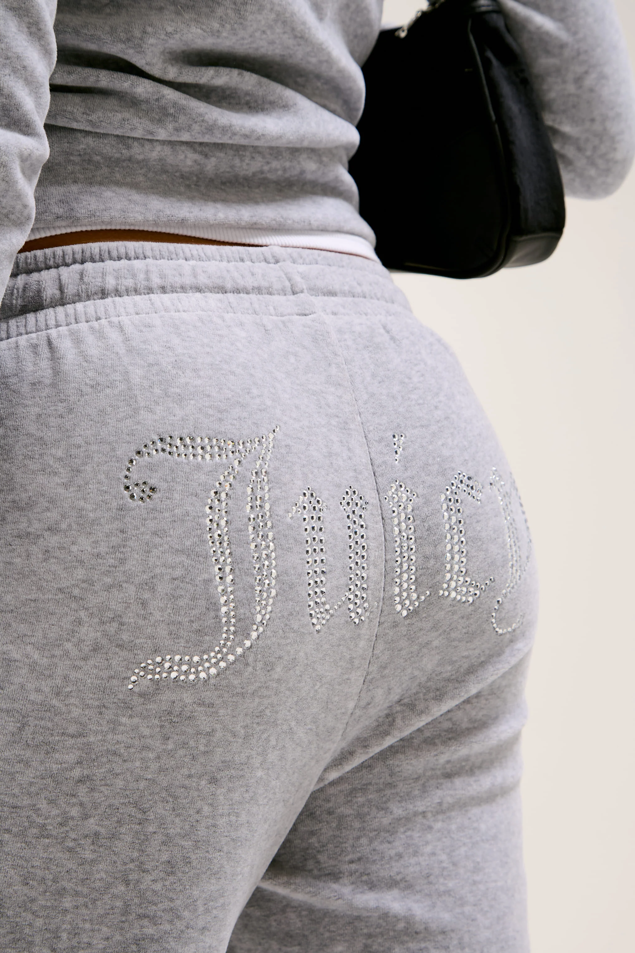 Pantaloni in velltuo Tina a vita media con logo Juicy in strass colore Grigio - Image 6
