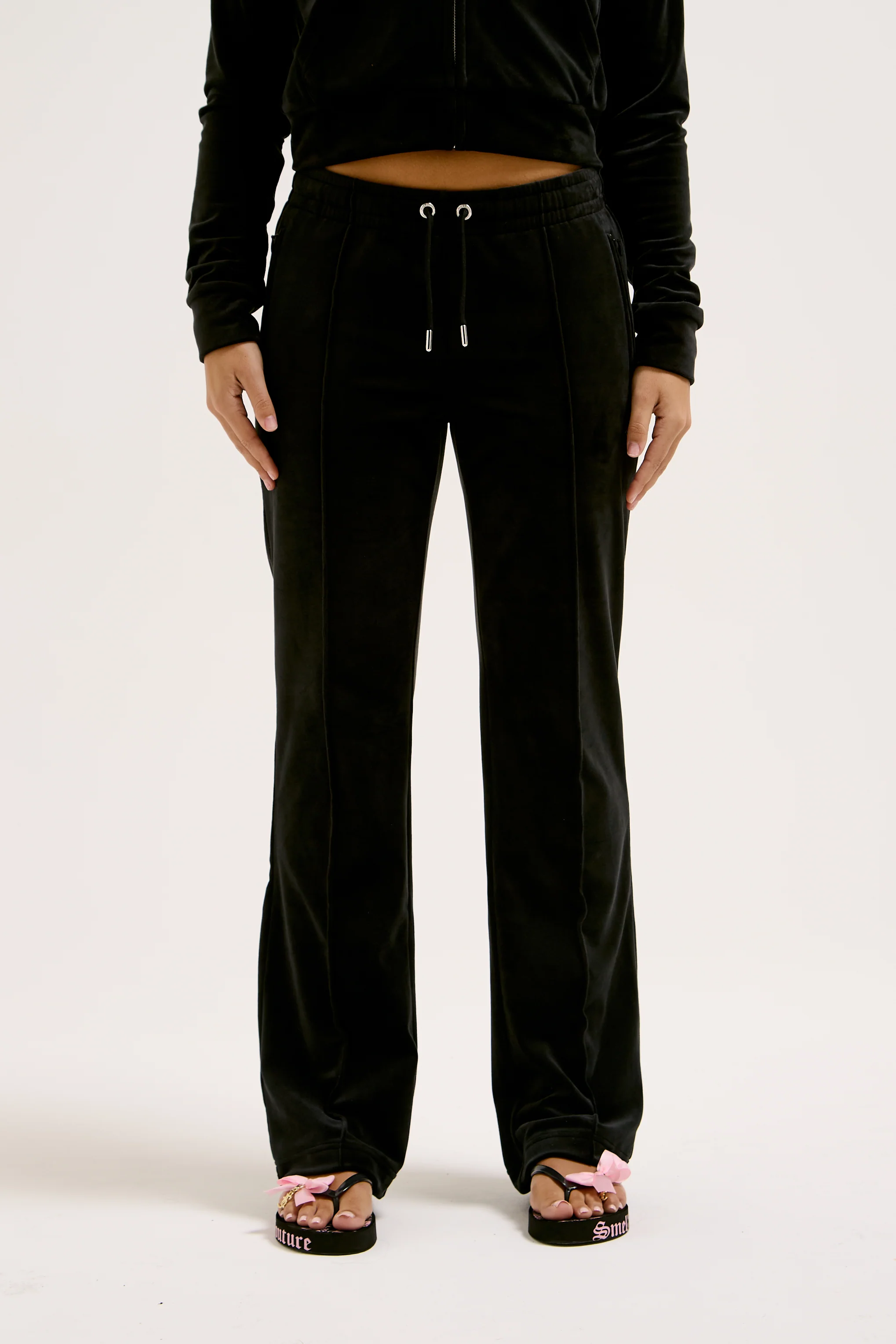 Pantaloni in velltuo Tina a vita media con logo Juicy in strass colore Nero - Image 2