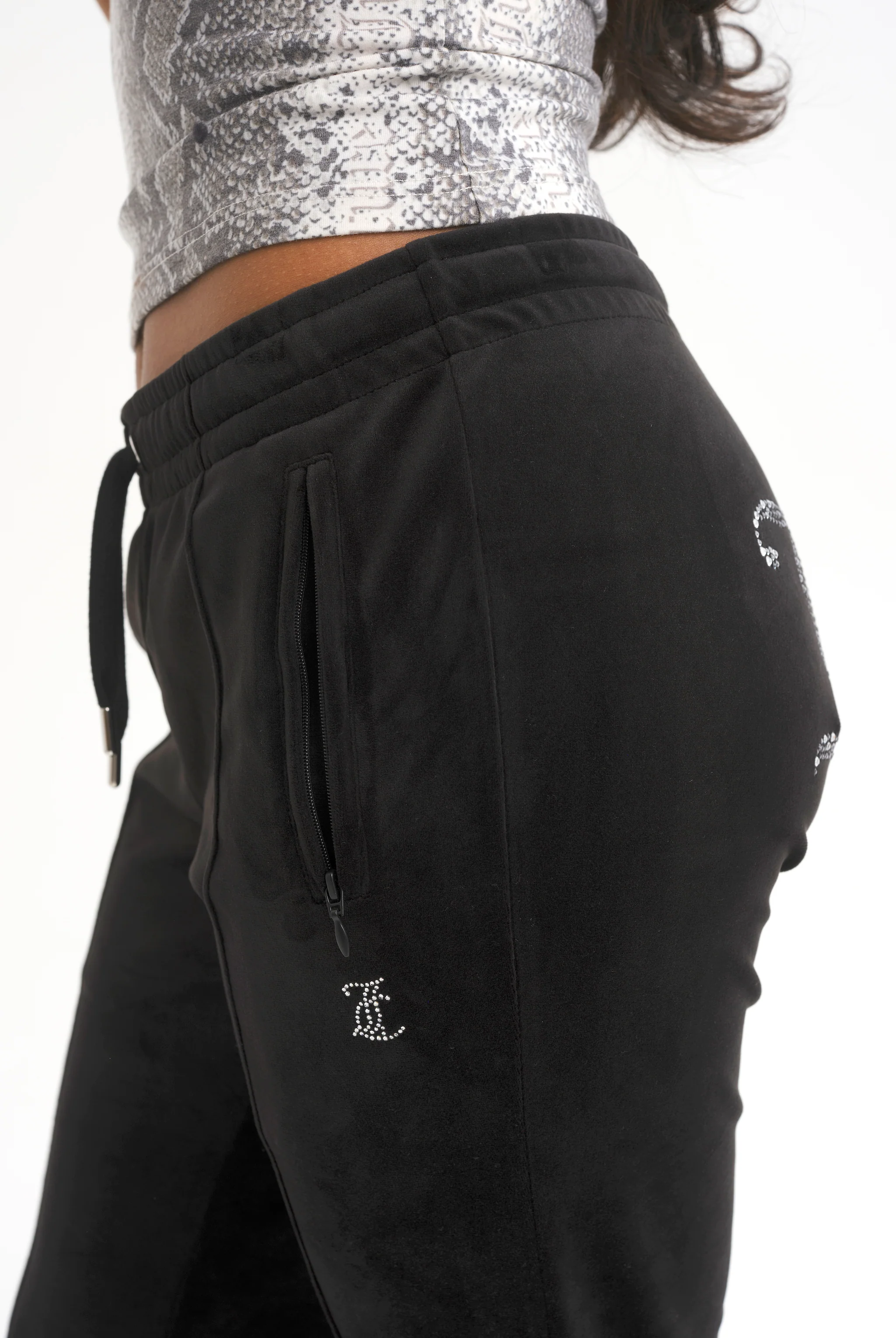 Pantaloni in velltuo Tina a vita media con logo Juicy in strass colore Nero - Image 4