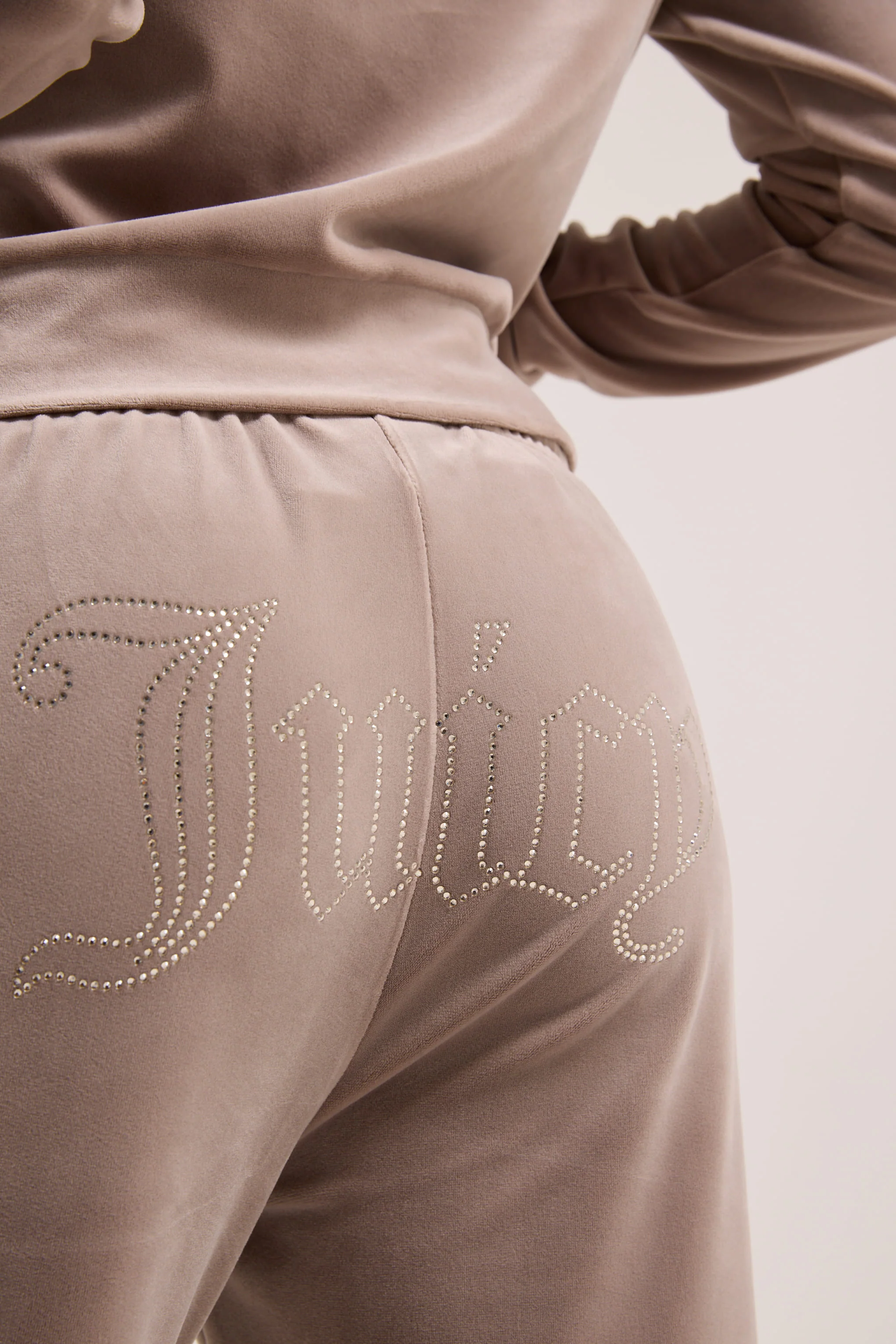 Pantaloni in velluto Tina con logo Juicy in strass tono su tono colore Beige - Image 7