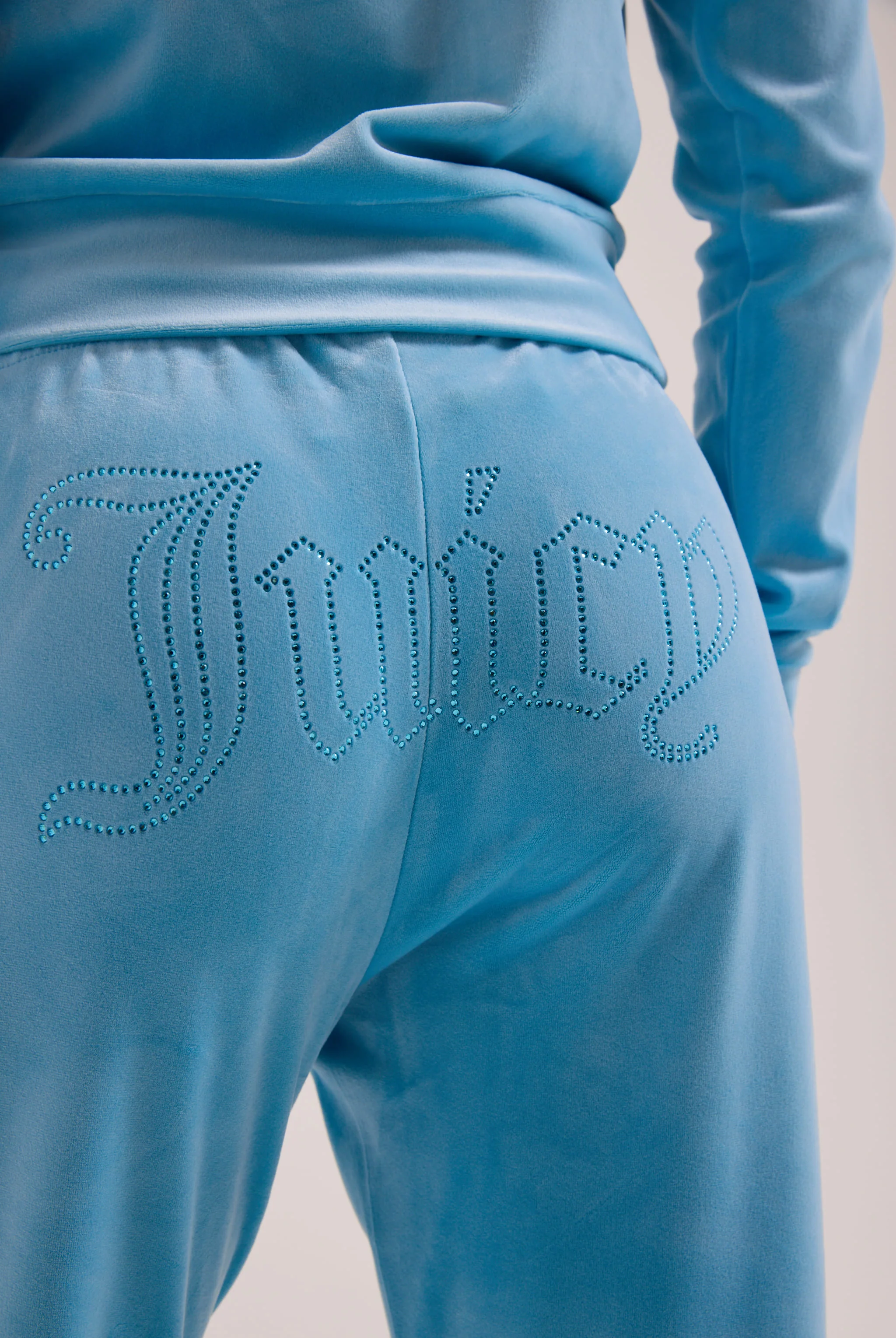 Pantaloni in velluto Tina con logo Juicy in strass tono su tono colore Celeste - Image 6