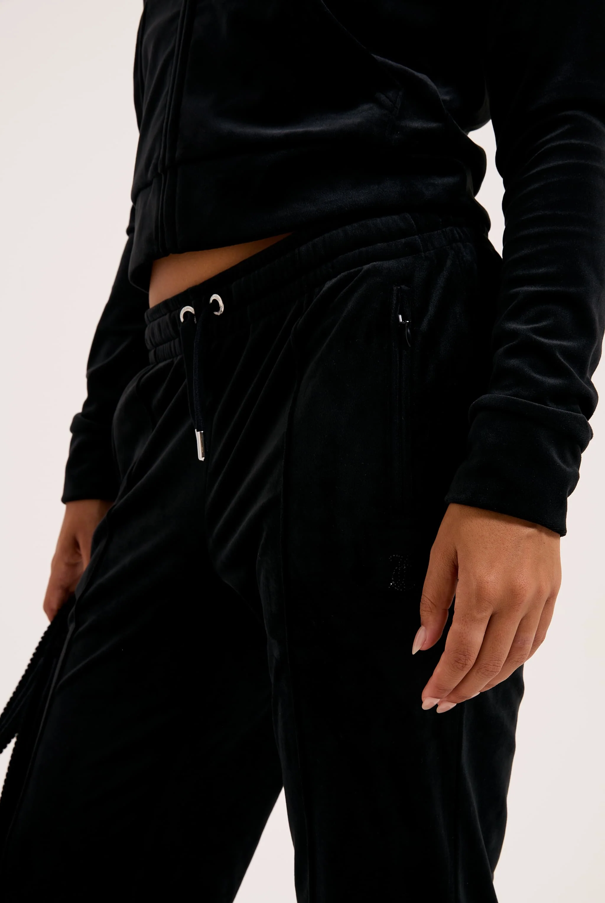 Pantaloni in velluto Tina con logo Juicy in strass tono su tono colore Nero - Image 5