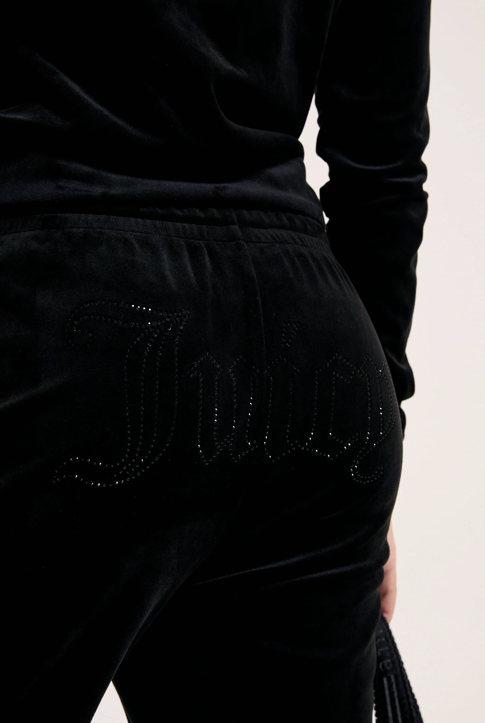 Pantaloni in velluto Tina con logo Juicy in strass tono su tono colore Nero - Image 6