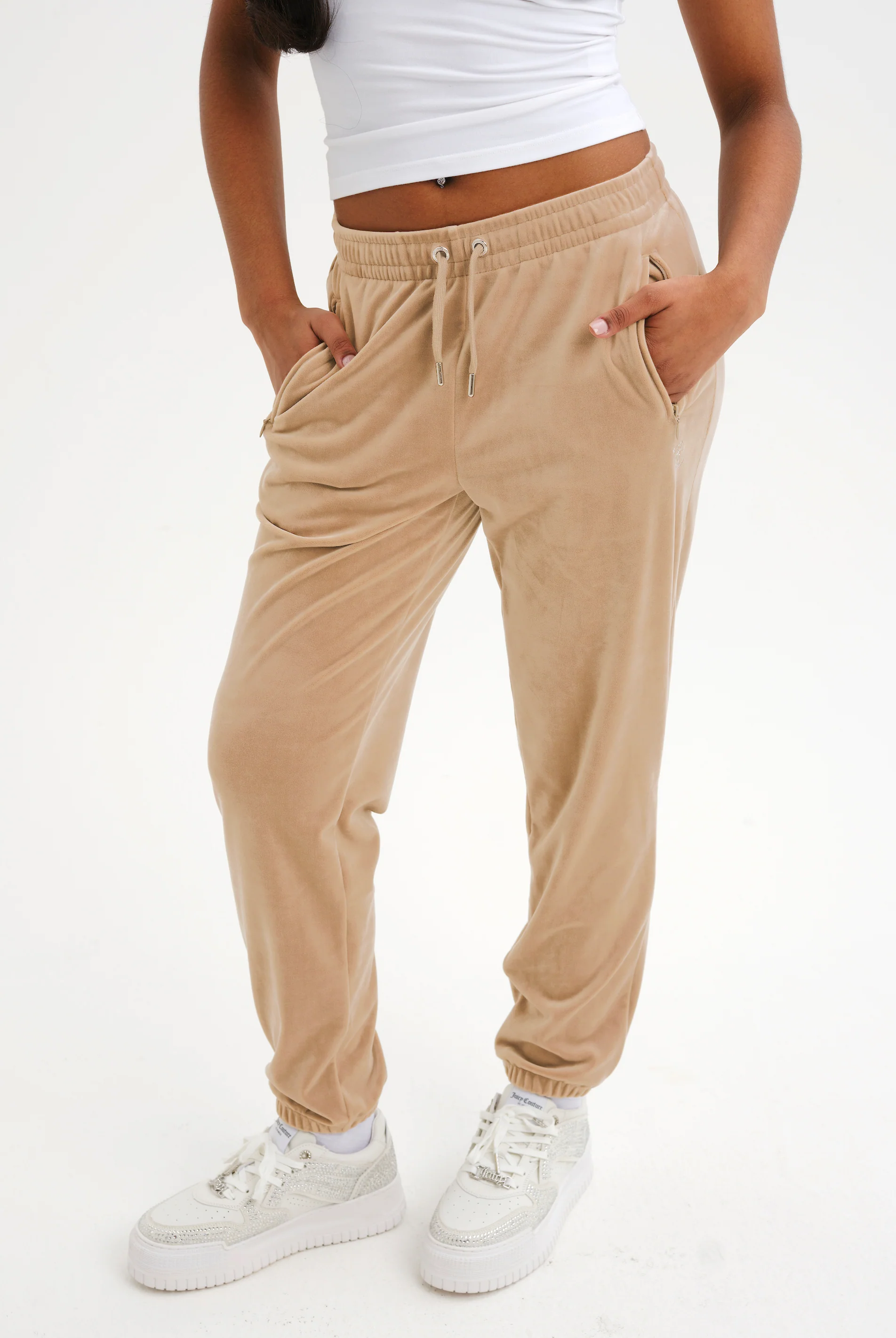 Pantaloni Lilian Caramello dorato con elastico al fondo e logo strass - Image 3