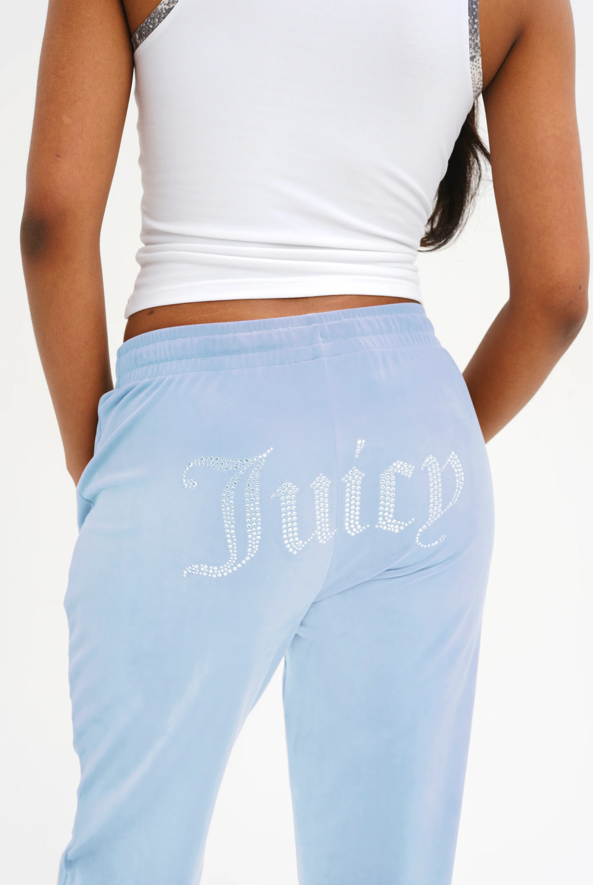 Pantaloni Lilian Celeste con elastico al fondo e logo strass - Image 4