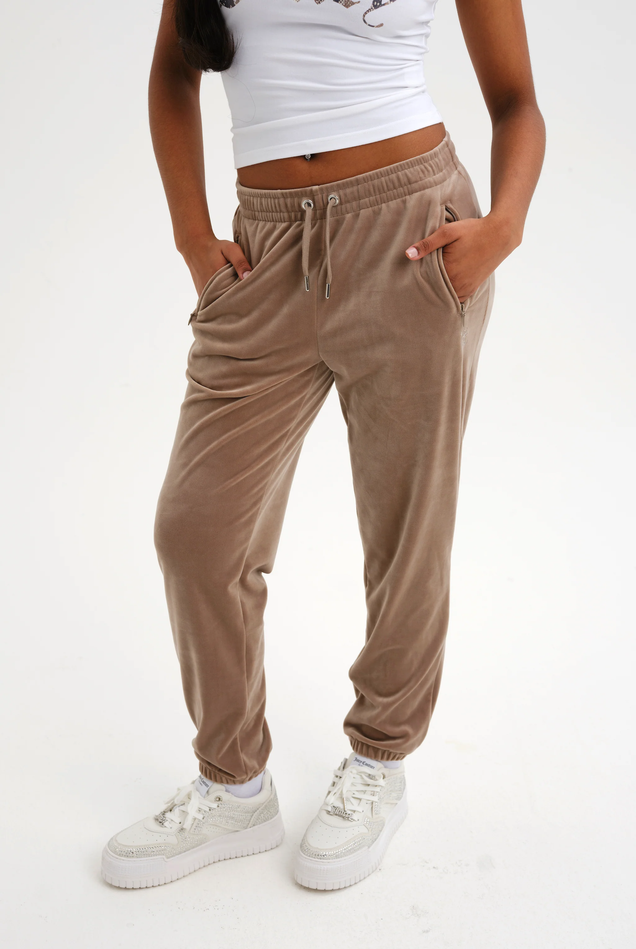 Pantaloni Lilian Tortora chiaro con elastico al fondo e logo strass - Image 4