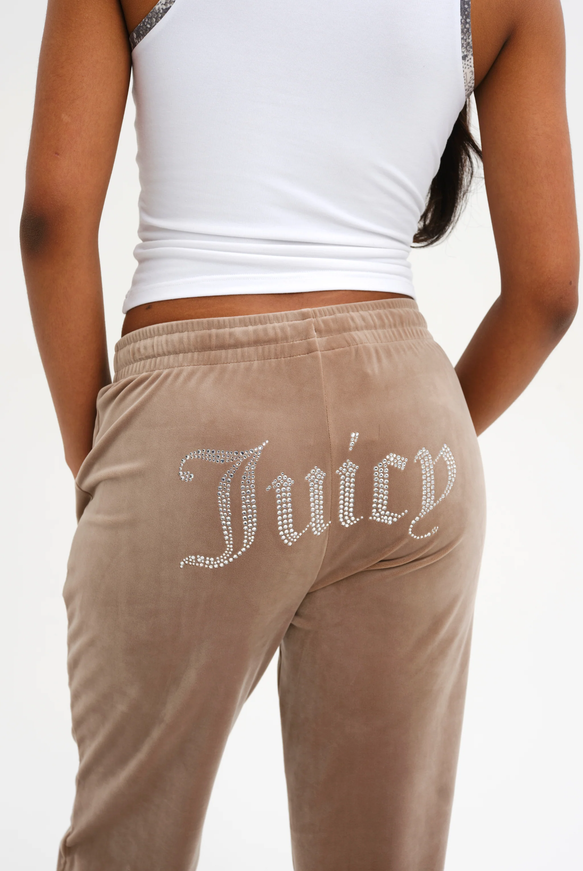 Pantaloni Lilian Tortora chiaro con elastico al fondo e logo strass - Image 5