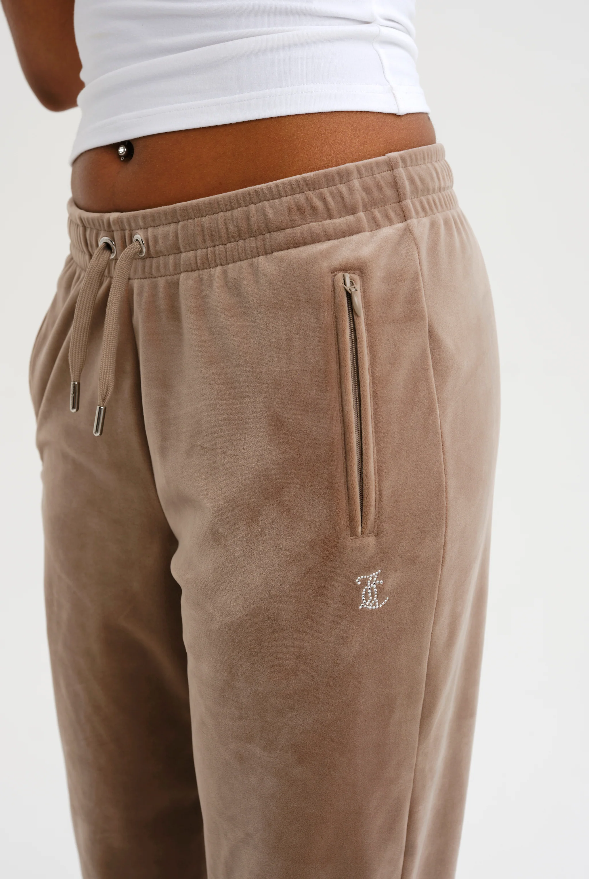 Pantaloni Lilian Tortora chiaro con elastico al fondo e logo strass - Image 6