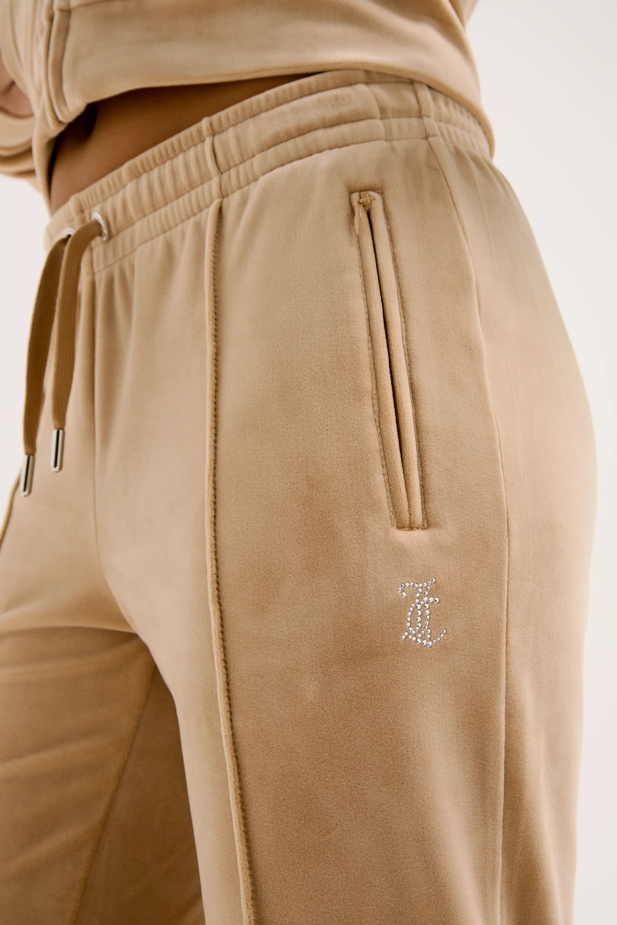 Pantaloni Tina Caramello dorato con maxi logo strass - Image 3